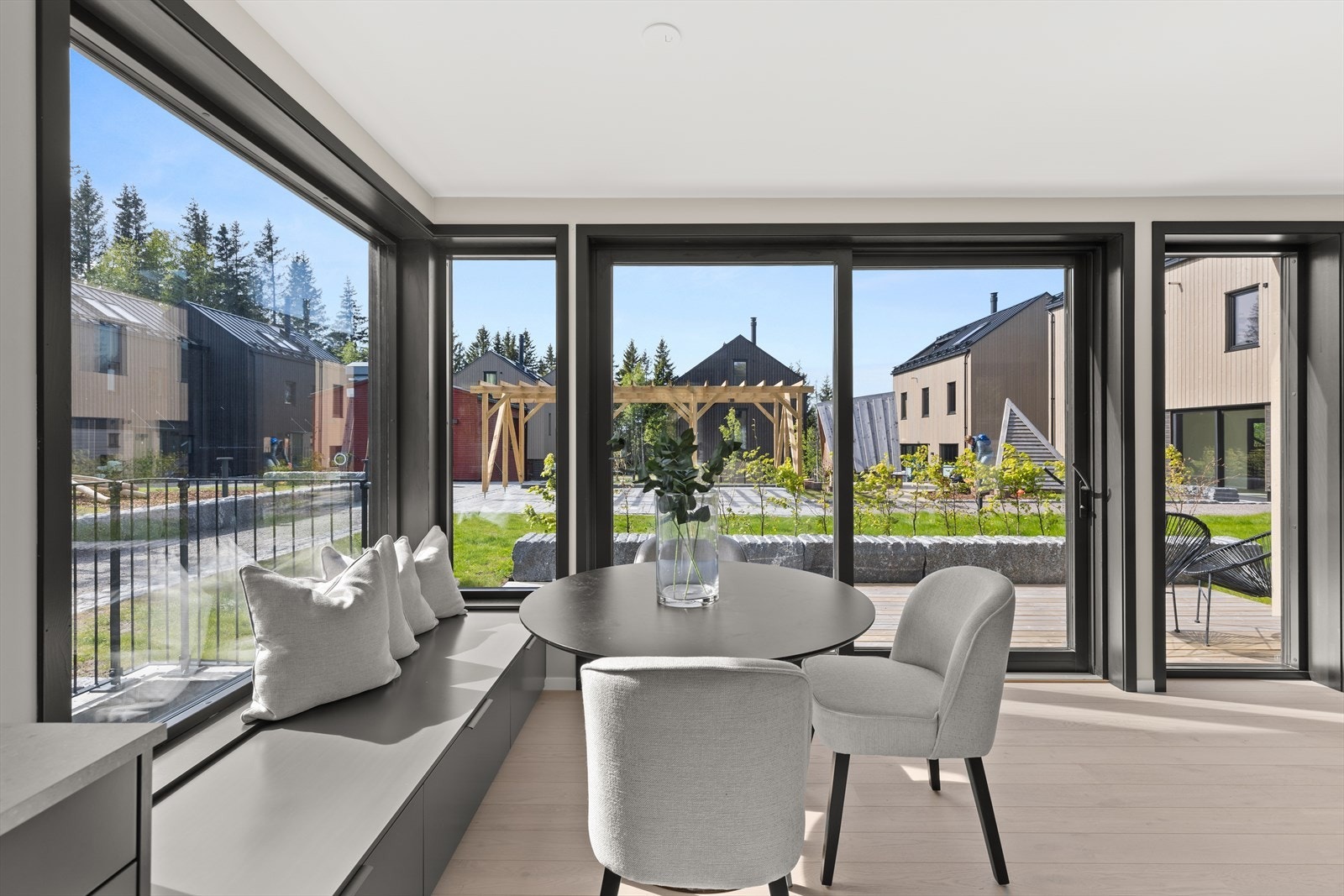 Lekker og gjennomført familiebolig i barnevennlige omgivelser med Nordmarka som nærmeste nabo Galleribilde