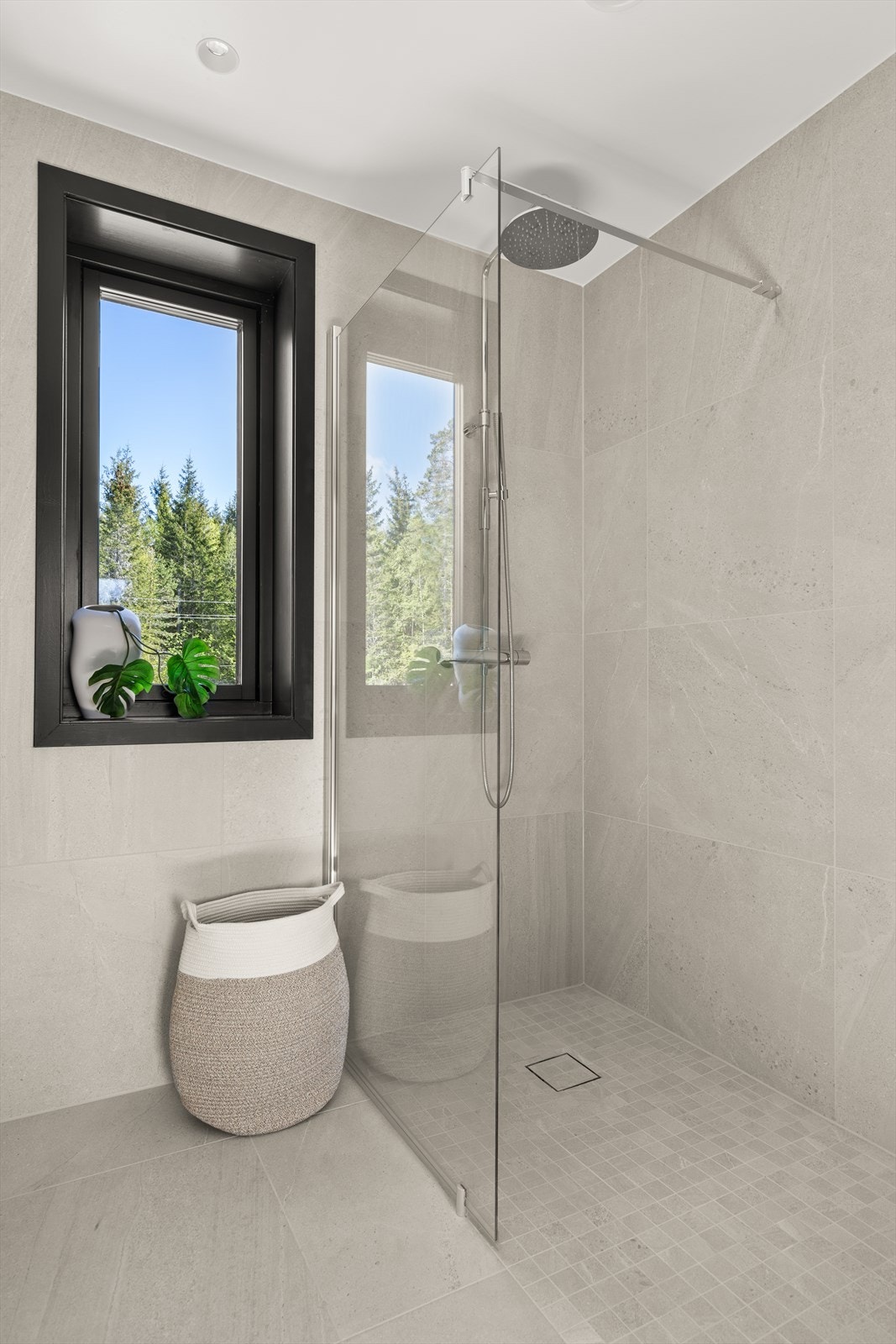 Dusjhjørne med mosaikkflis, designsluk og regnfallsdusj Galleribilde