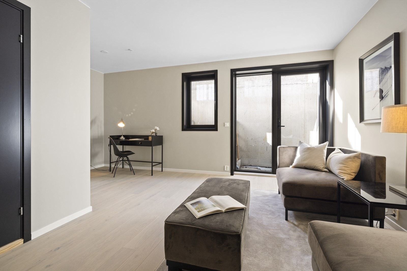 Stuen har pene overflater og gode møbleringsmuligheter Galleribilde