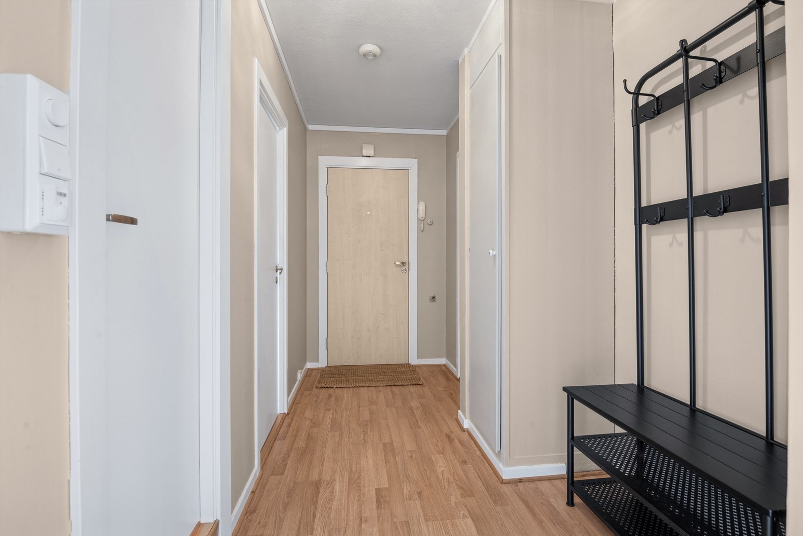 Ditt nye hjem har adkomst fra bakkeplan via felles trappeoppgang opp til boligen beliggende i byggets 2. etasje. Galleribilde