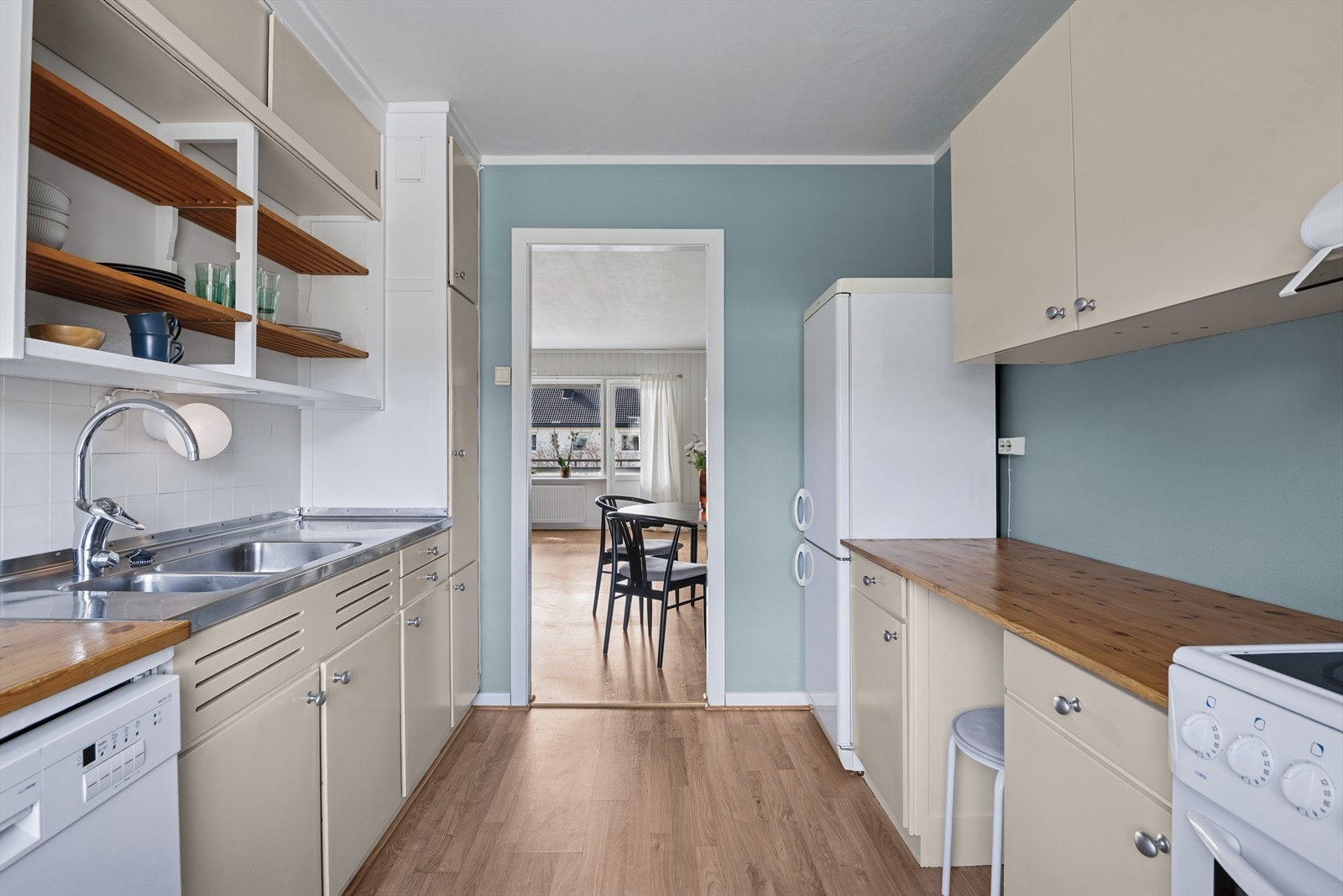 Kjøkkenet finner du med praktisk plassering og god tilgang fra boligens stue. Galleribilde