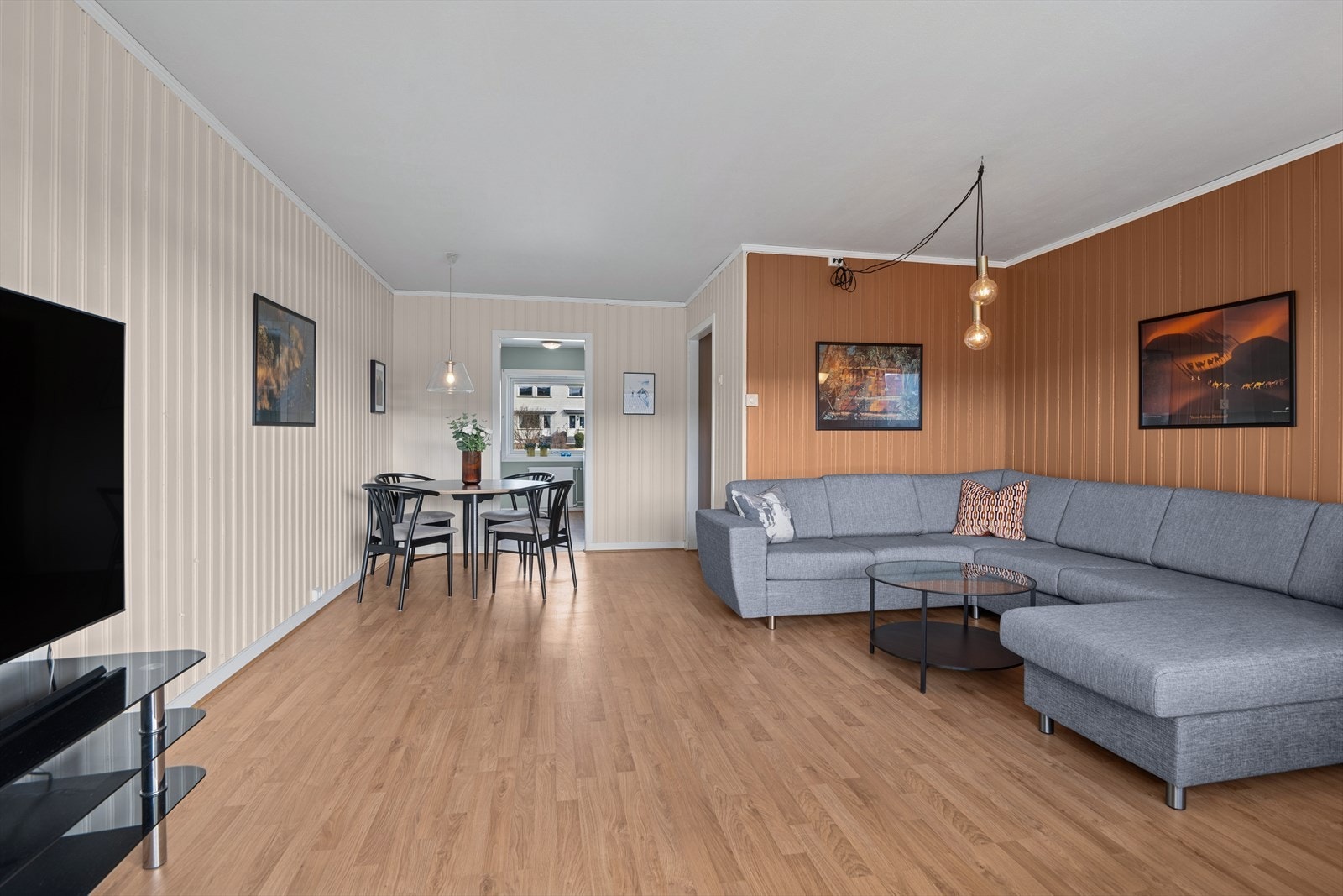 Oppholdsrommet er holdt i et lyst fargevalg med innslag av moderne fondvegg som bidrar til karakteristikk og "liv" i stuen. Galleribilde