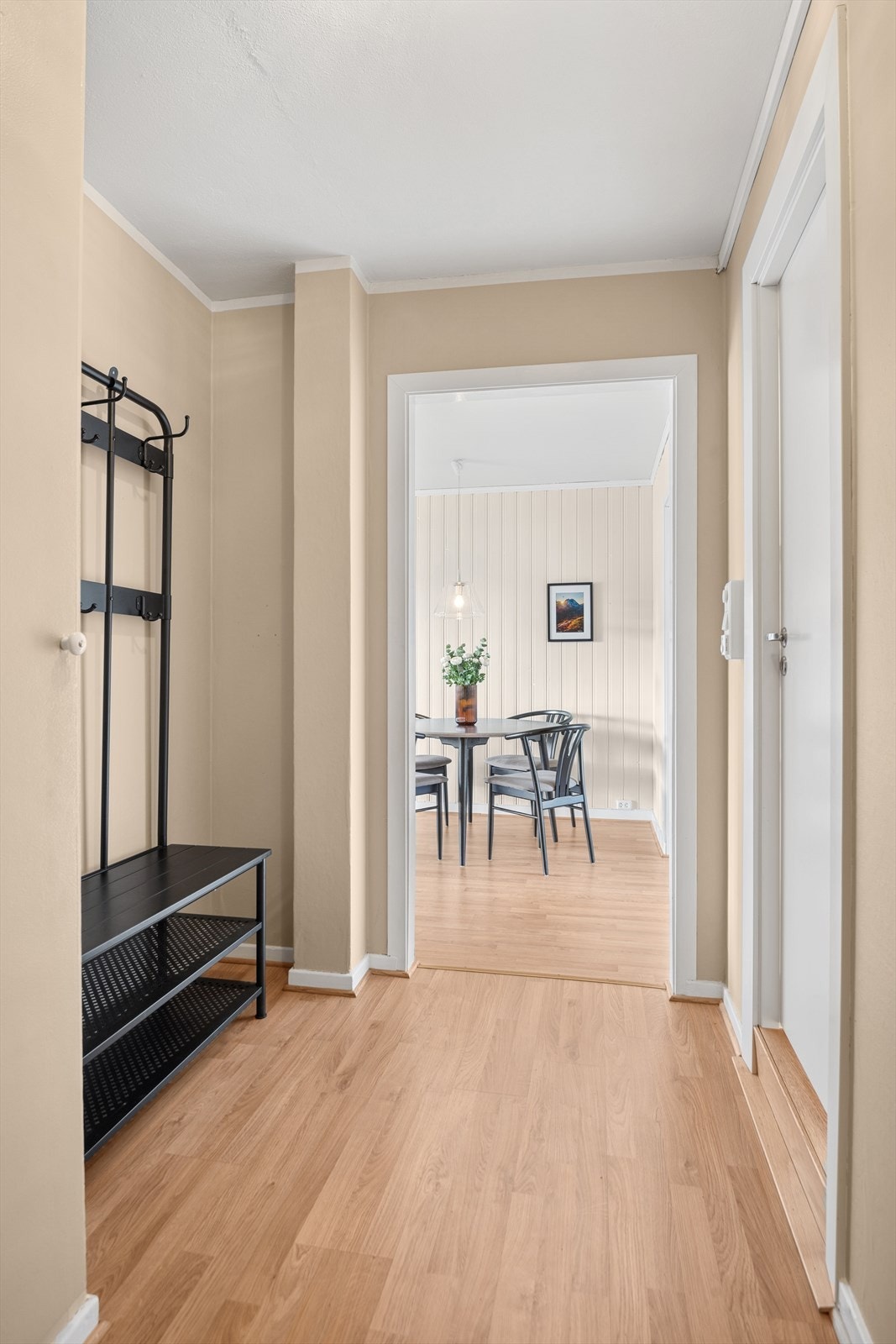 Her møtes du av en entré med plass til oppbevaringsløsning for sko og yttertøy, i tillegg til port-telefon som gir deg god oversikt over besøkende. Galleribilde