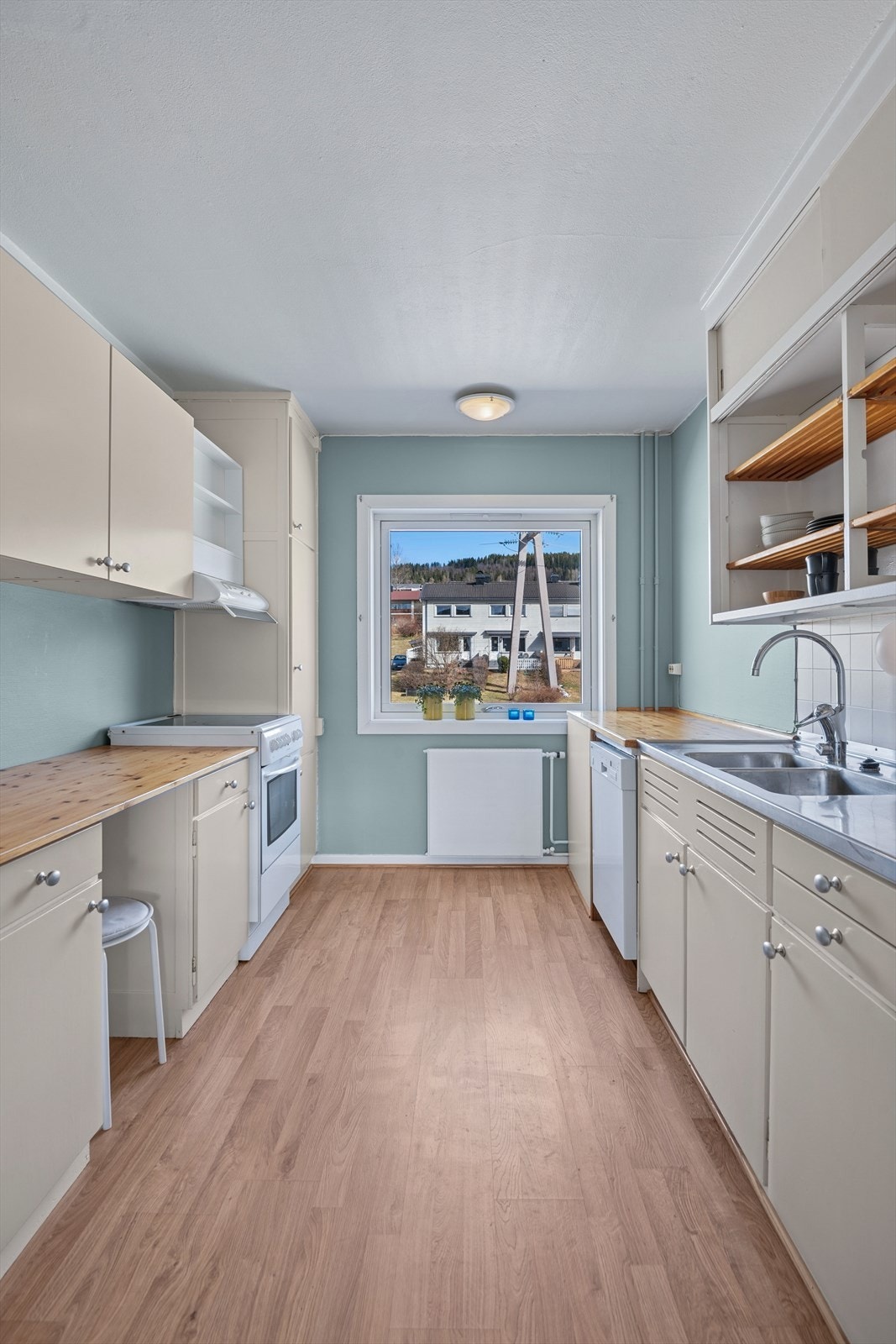 Kjøkkenet har innredning på begge sider. Galleribilde