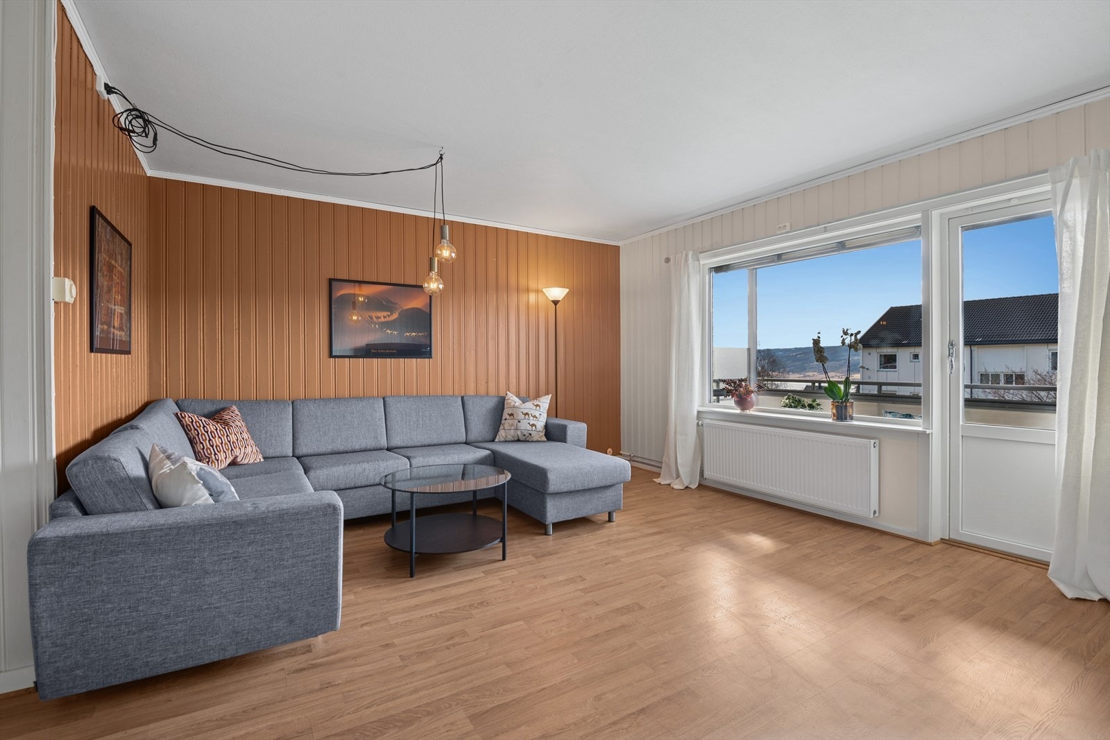 Lys og solrik stue med veranda rett utenfor Galleribilde