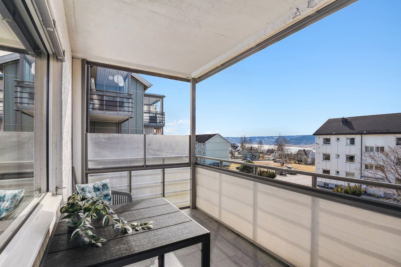 Fra boligens stue har du også direkte utgang til overbygget vestvendt balkong med flotte utsiktsfordeler. Galleribilde