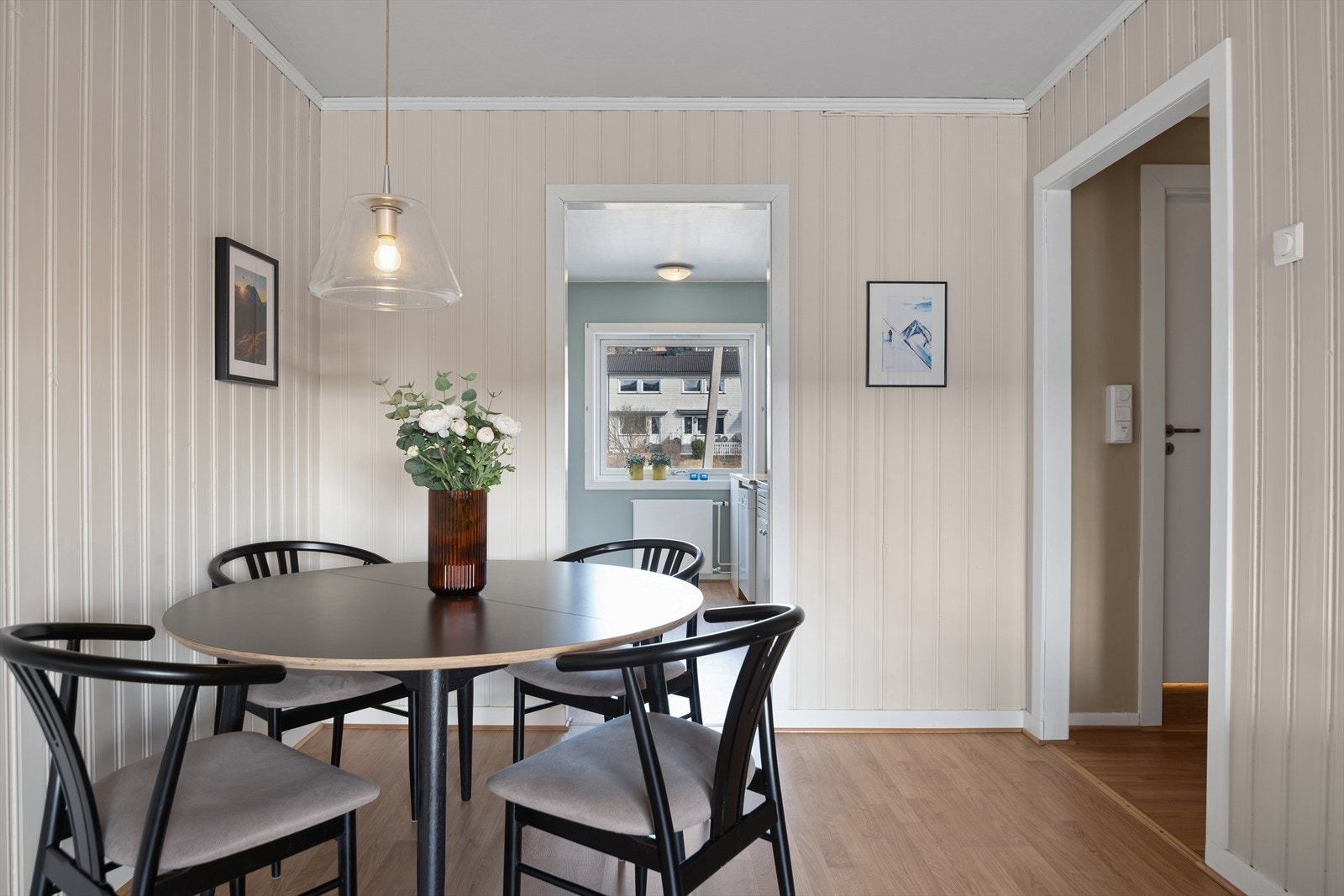 Boligen har radiatorer som oppvarming fra jordvarmeanlegg. Oppvarming er inkludert i husleie. Galleribilde