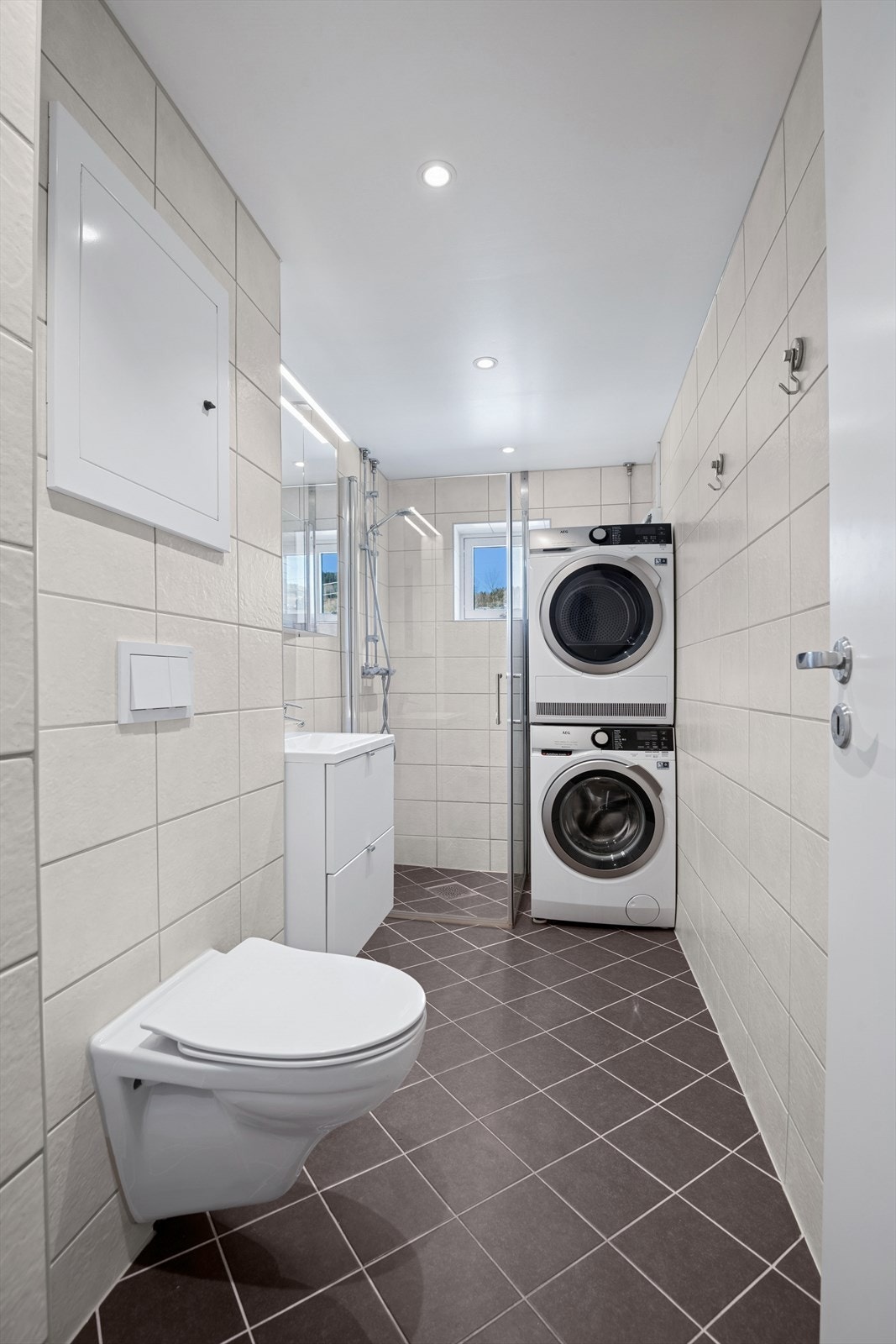 Det er opplegg for vaskemaskin og tørketrommel på badet. Galleribilde