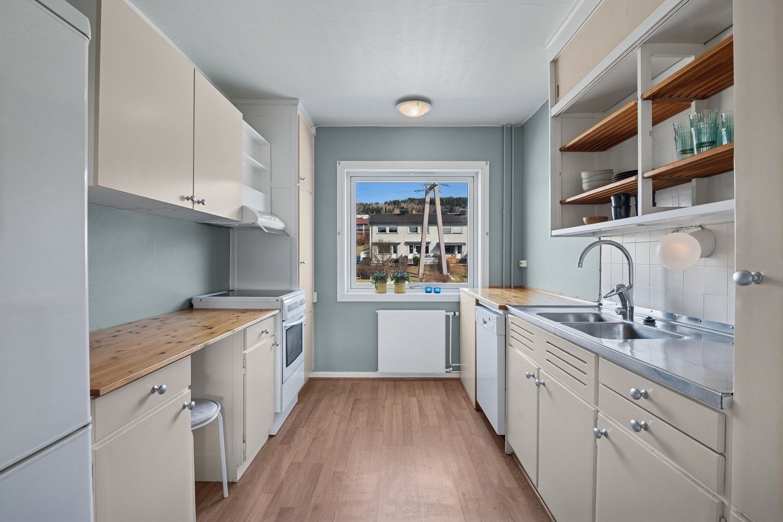 Selve innredning er utført med glatte fronter, hvorav enkelte overskap har åpen løsning. Skyvedører til overskapene er fjernet, men finnes i bod. Galleribilde