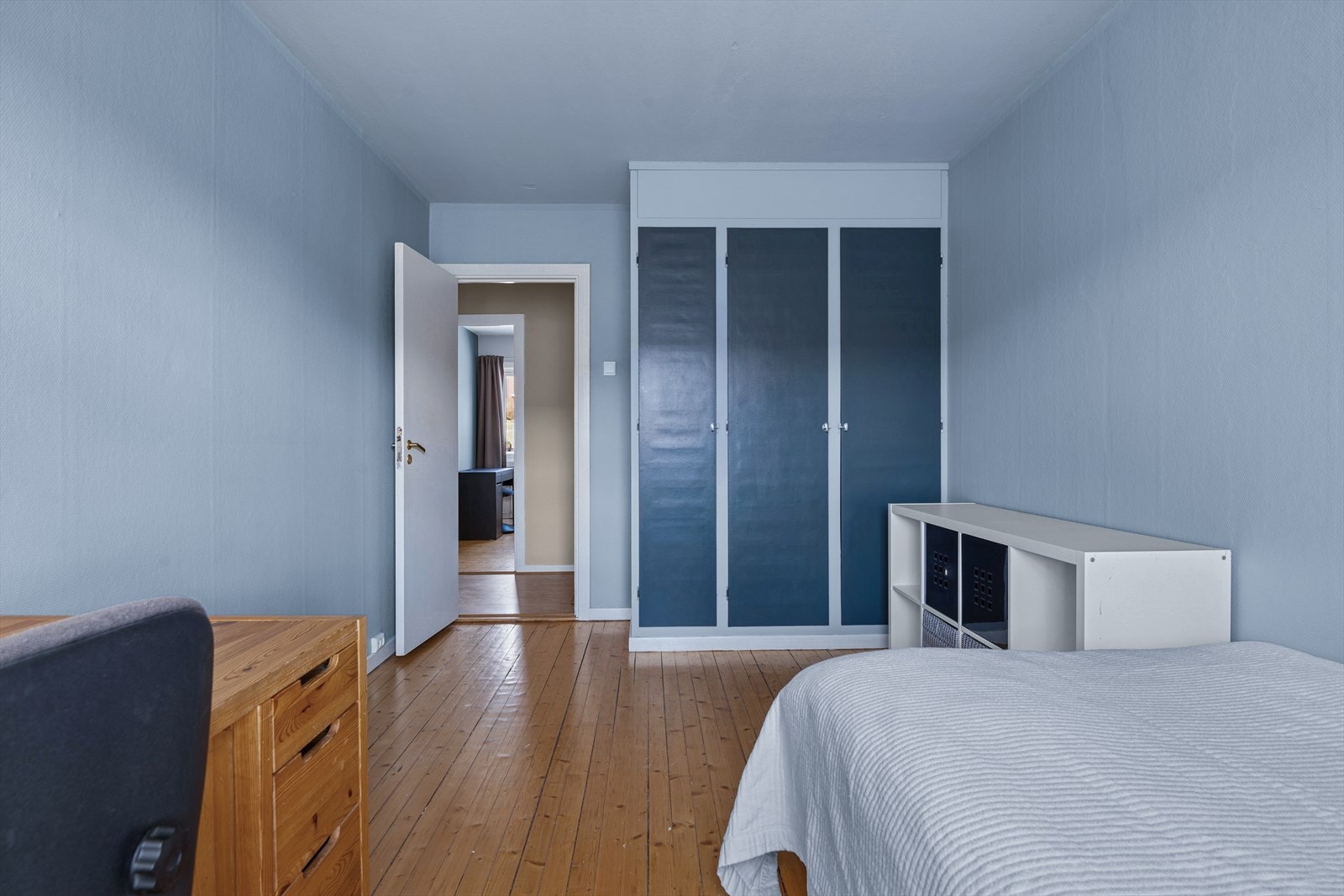 Rommene er begge utstyrt med plassbygd garderobeskap. Galleribilde