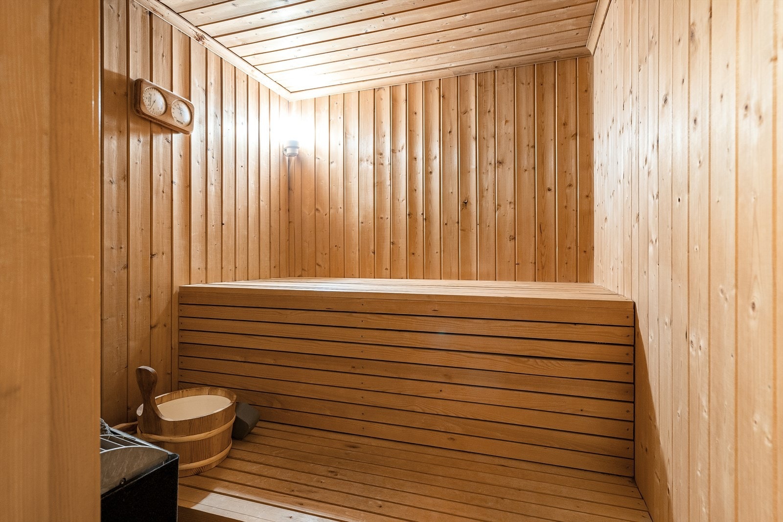 Badstue med benker og badstuovn. Galleribilde