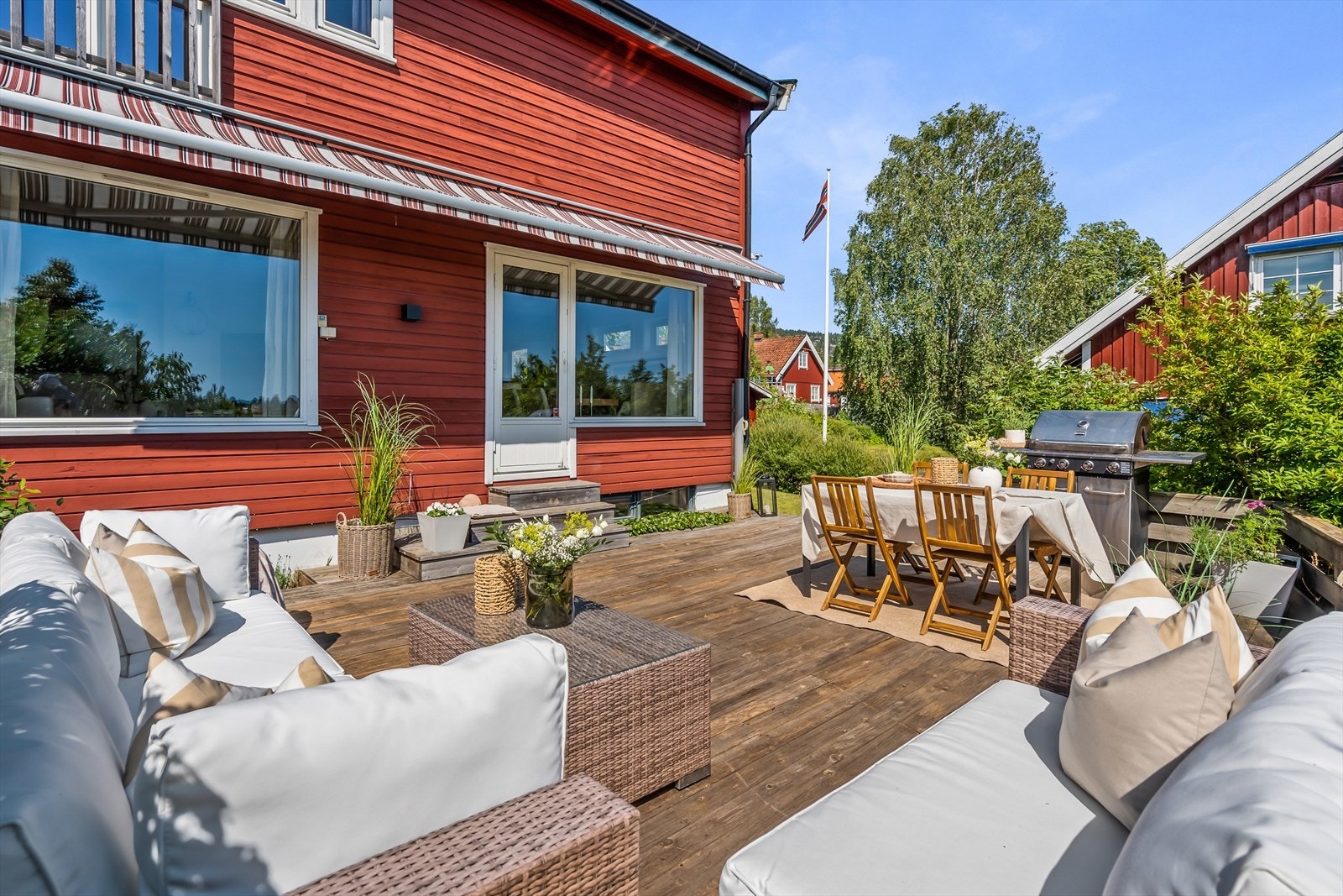 Uteplassen ligger godt skjermet fra omkringliggende bebyggelse. Galleribilde