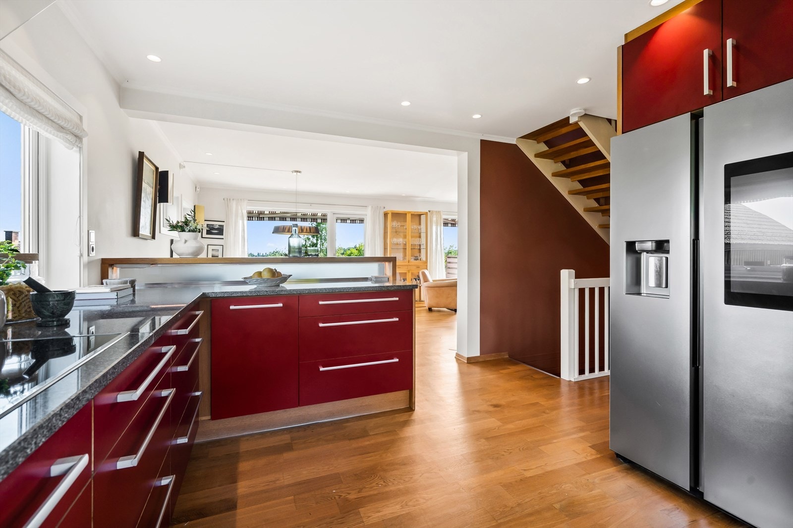 Boligen oppleves luftig med fritt utsyn fra alle rom. Her er det ingen sjenerende innsyn eller gjenboere. Galleribilde