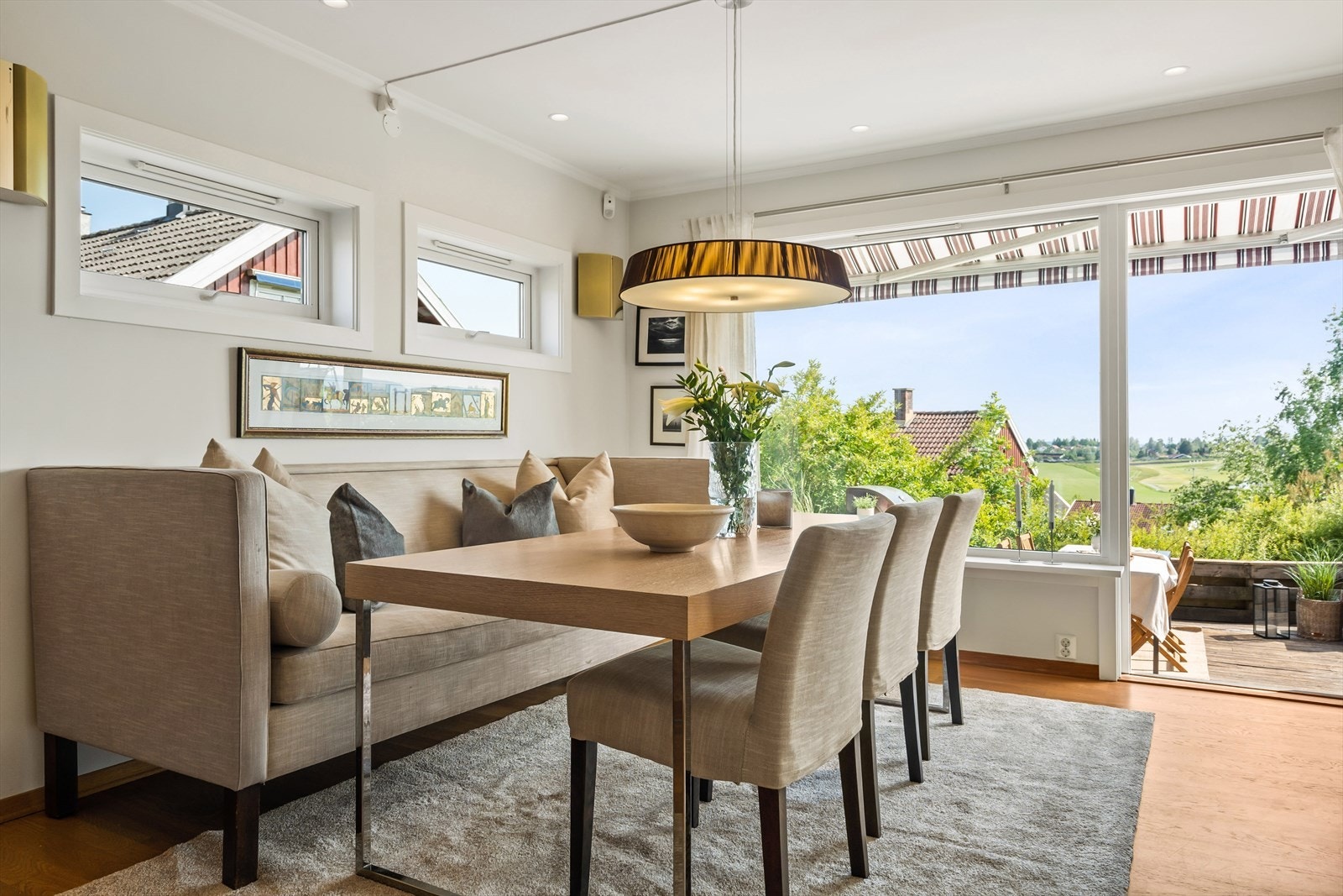 1. etasje inneholder gang/entré, toalett, kjøkken og stue. Galleribilde