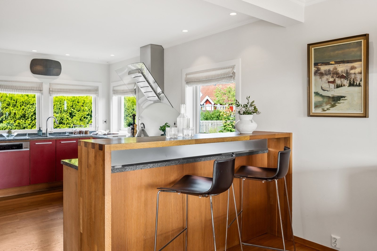 Velholdt kvalitetskjøkken fra Kvänum med rikelig skap- og benkeplass. Galleribilde