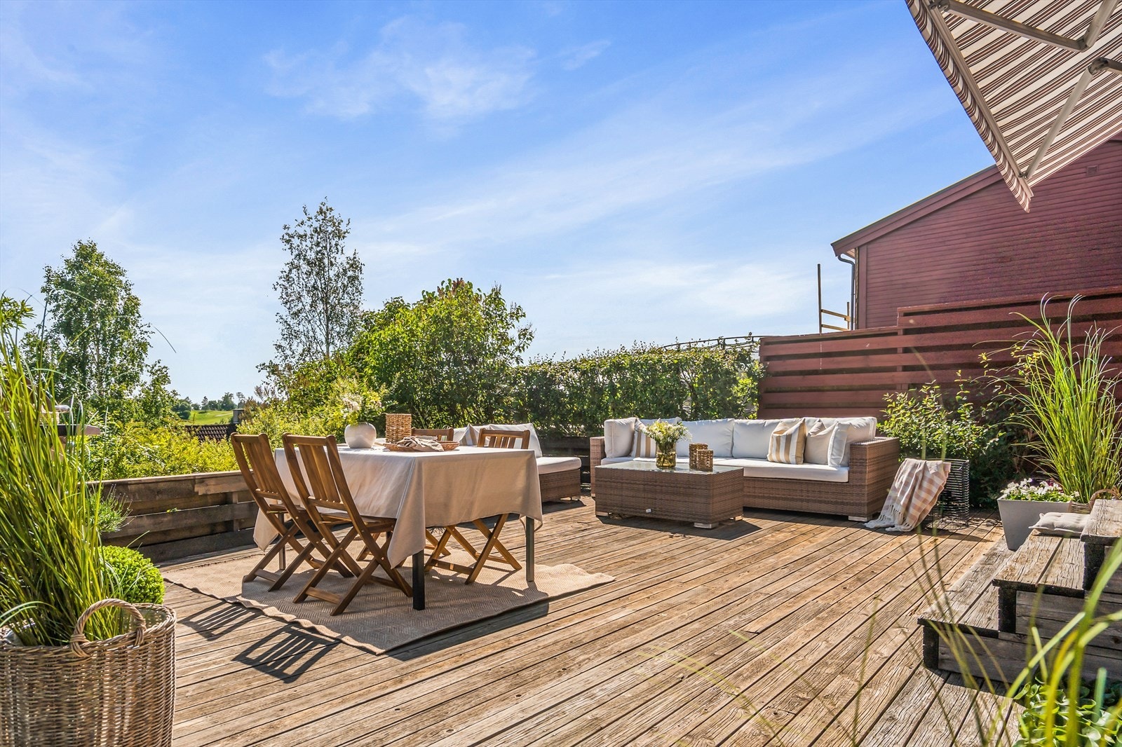 Nordvik ved Morten Styrmoe Hannestad har gleden av å presentere Sagtomtveien 43! Her har du en idyllisk og solrik uteplass med stor terrasse og frodig hage. Galleribilde