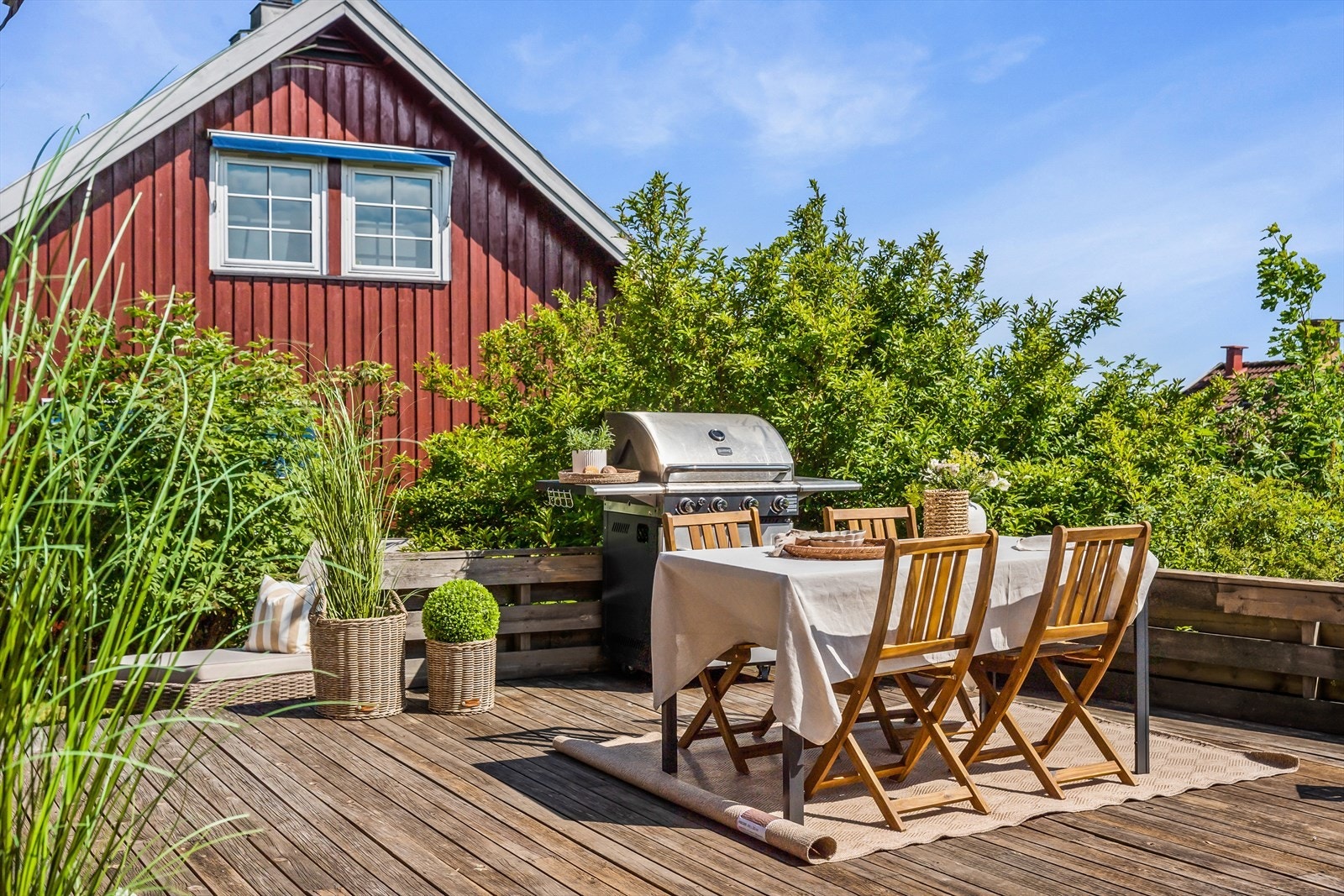 Hagen er fint rammet inn, med hekk, levegg og annen beplantning. Galleribilde