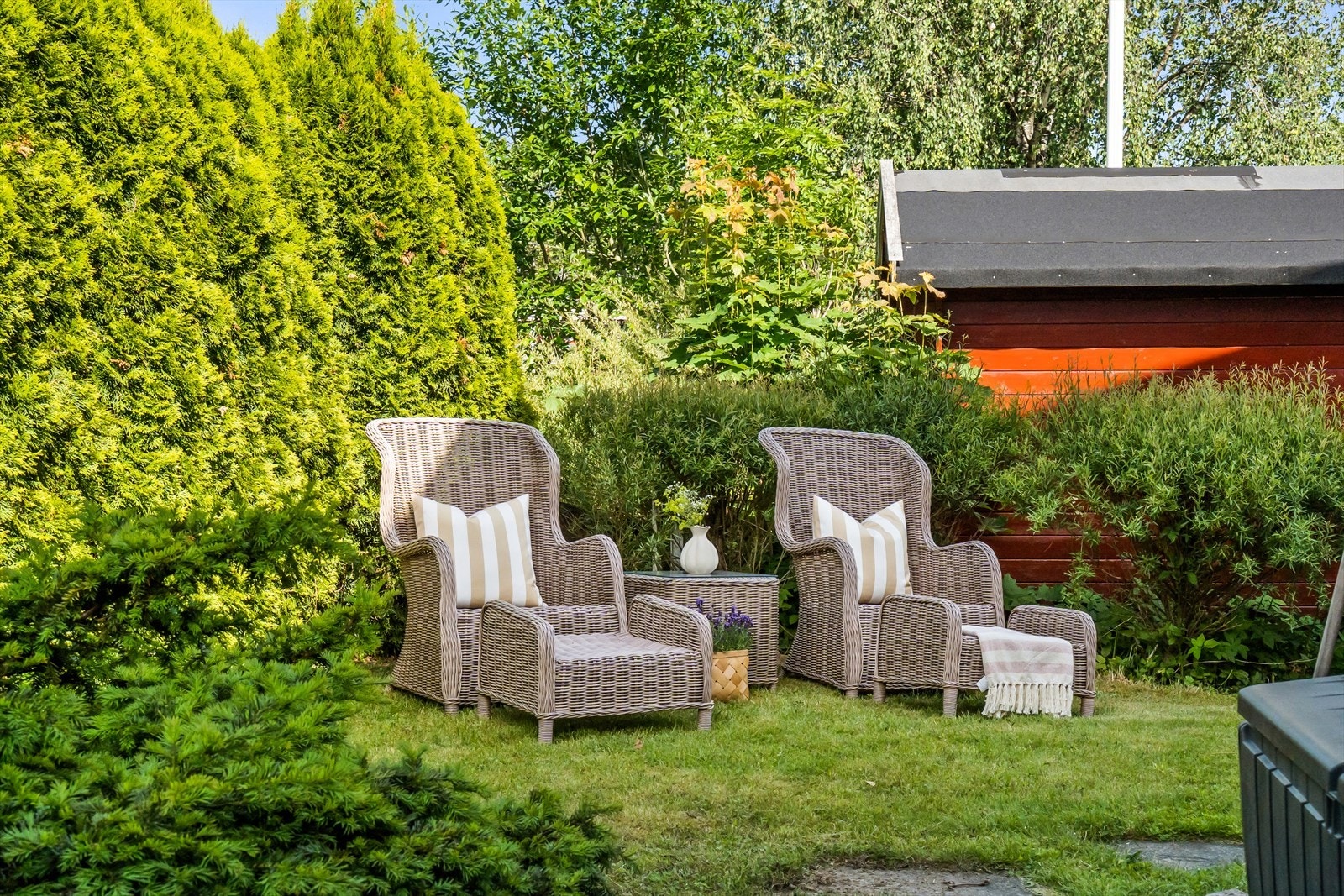 Flere sitteplasser rundt boligen gjør det enkelt å flytte seg etter solen - eller finne en sval plass i skyggen. Galleribilde