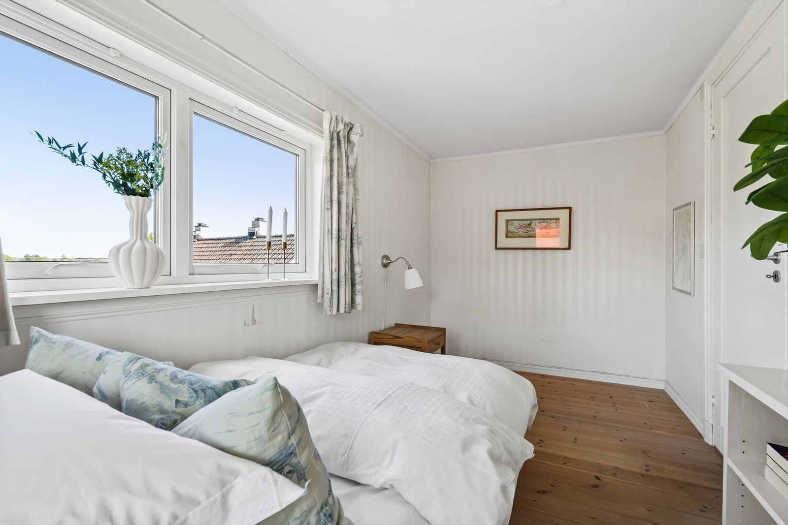 Her er det plass til seng, skrivepult og skap/kommode. Galleribilde