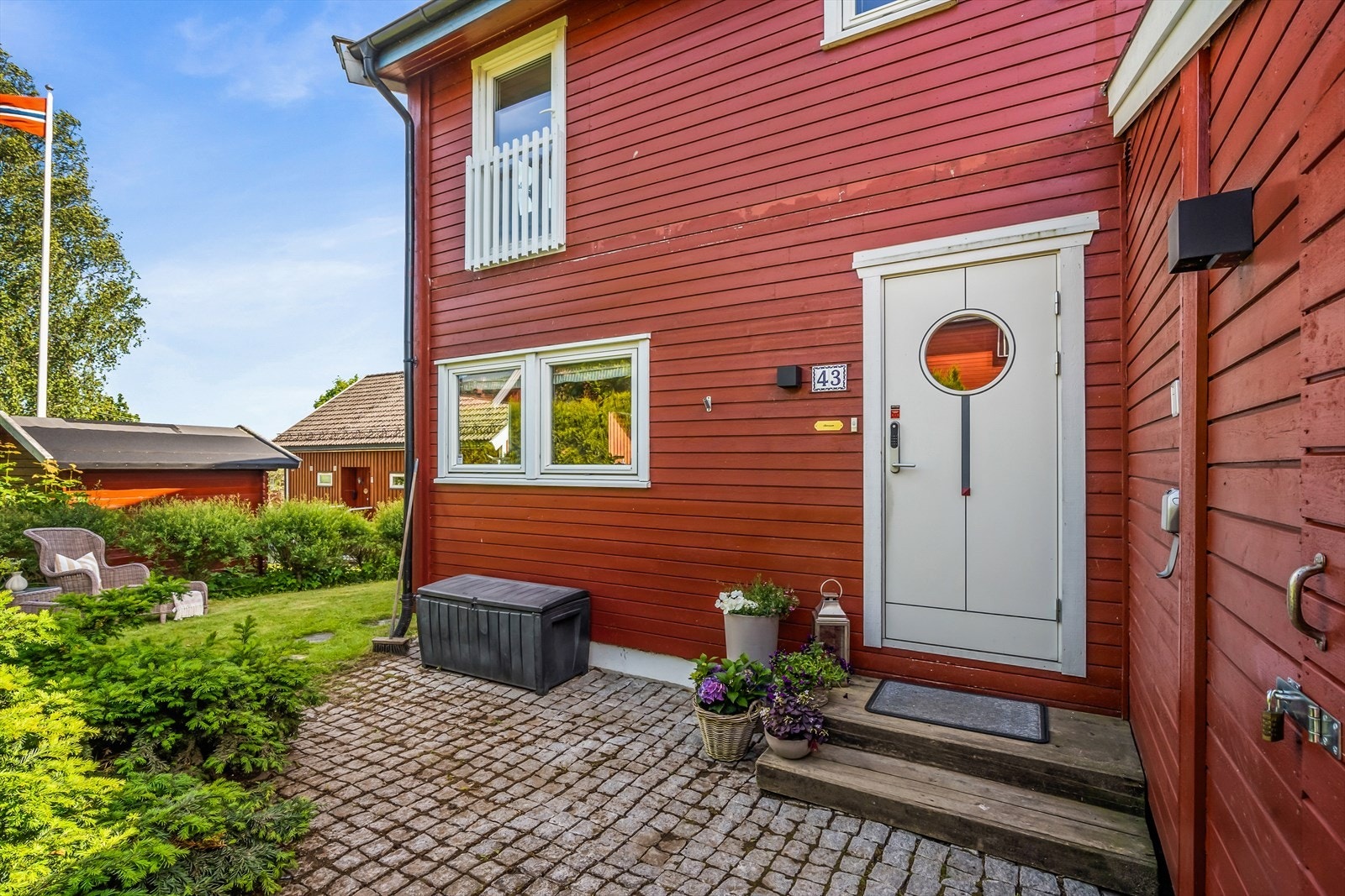 Velkommen inn! Pent opparbeidet inngangsparti og tilgang til utebod foran boligen. Galleribilde