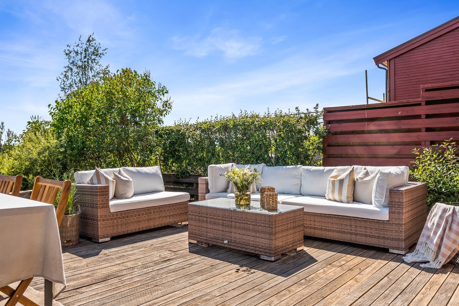 Terrassen er sydvendt, så her har du sol hele dagen. Galleribilde