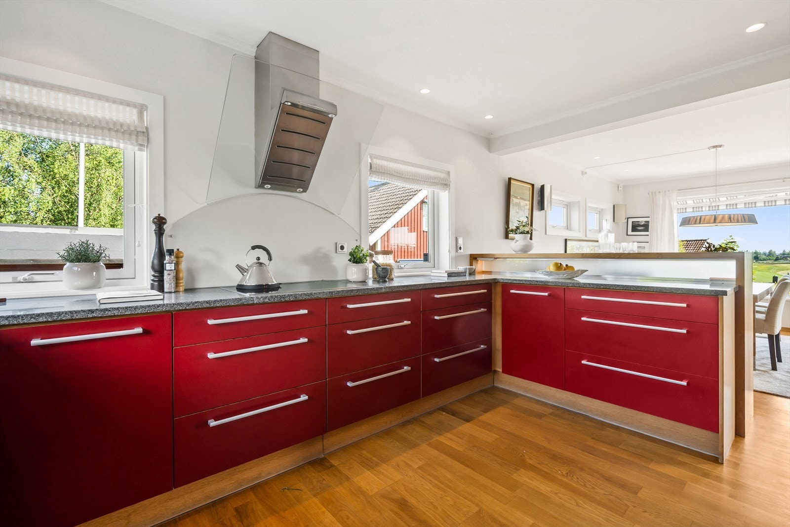 Det er god plass til oppbevaring i både skap og skuffer, samt god plass til matlaging. Galleribilde