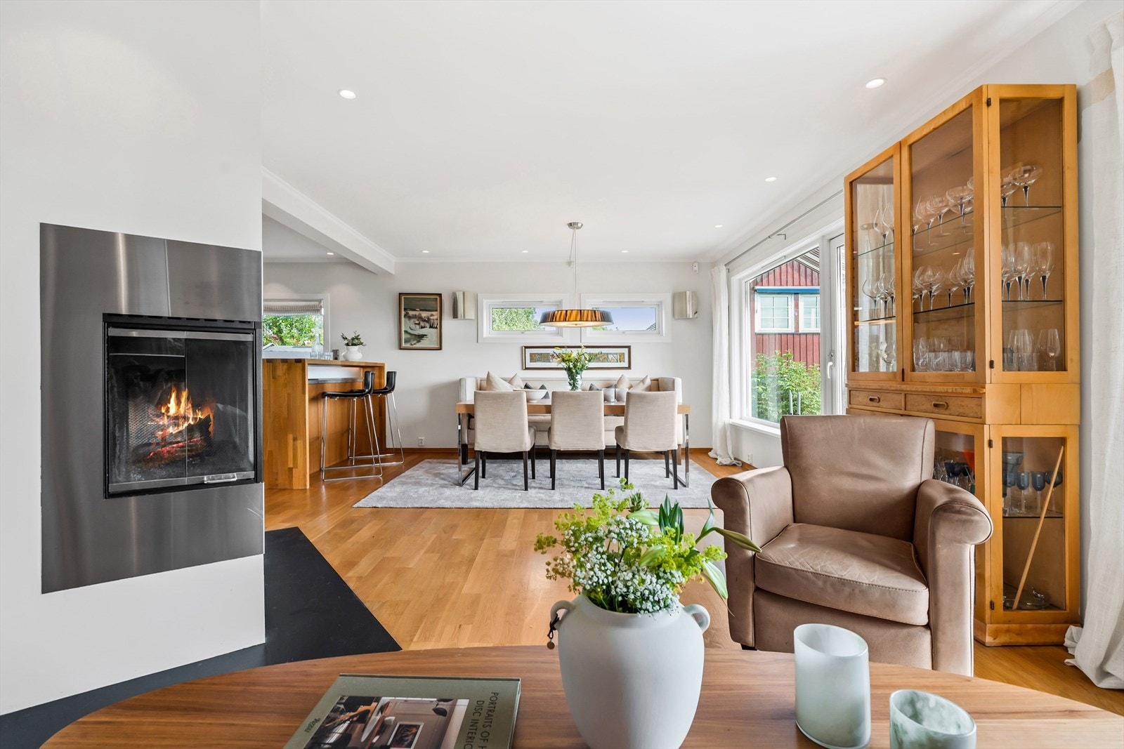 Rommet har godt lysinnslipp fra flere himmelretninger. Galleribilde