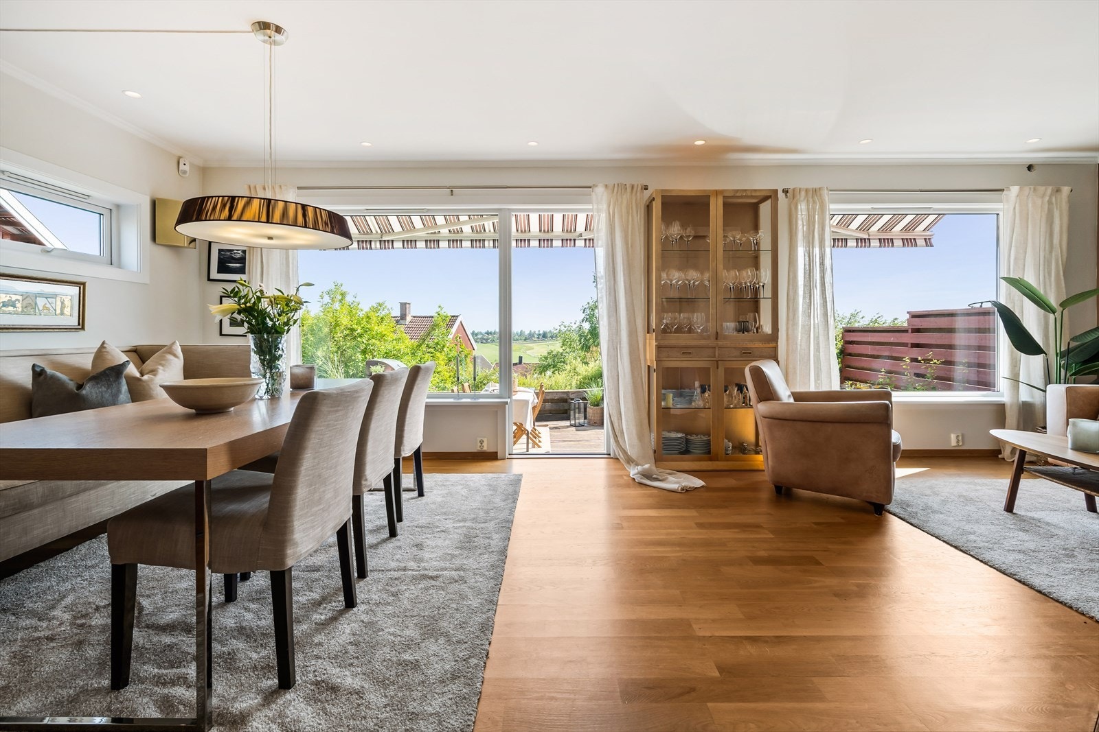 De store, flotte vindusflater mot syd slipper inn godt med lys og bidrar til en luftig atmosfære i rommet. Det er grønt, åpent og fint utsyn. Galleribilde