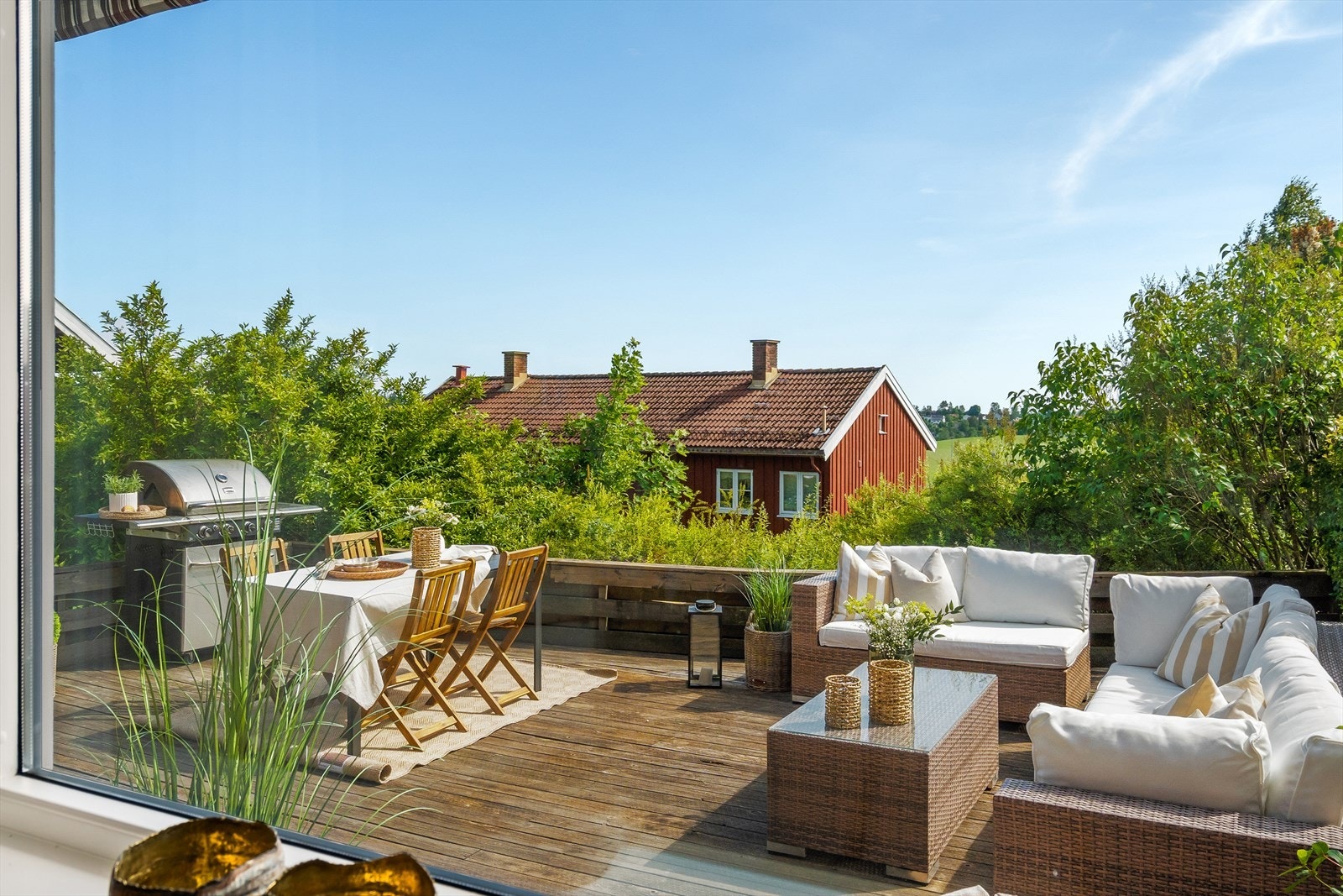 Uteplassen oppleves som en forlengelse av boligen på sommerhalvåret, et perfekt samlingsted for familie og gode venner. Galleribilde