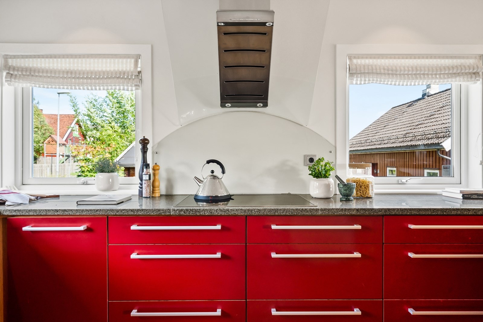 Innredning med mekanisk avtrekksvifte over stekesonen og underlimt oppvaskkum med ettgreps armatur. Galleribilde