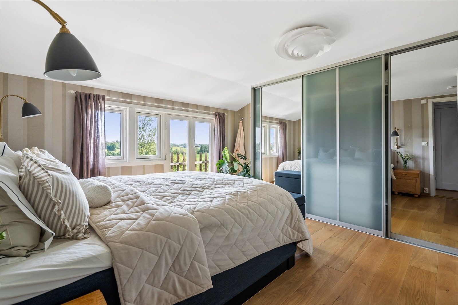 Det er god plass til dobbeltseng med tilhørende nattbord på hver side. Galleribilde