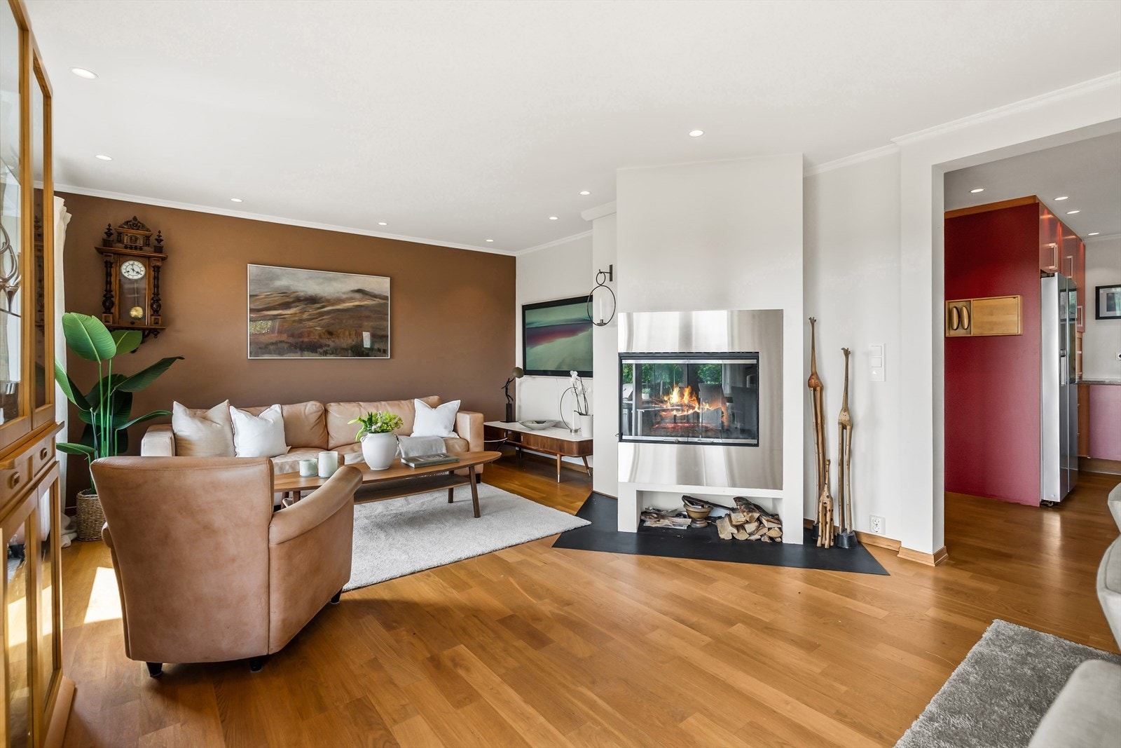 Her har man god plass til sofagruppe med tilhørende sofabord og tv-møblement. Galleribilde