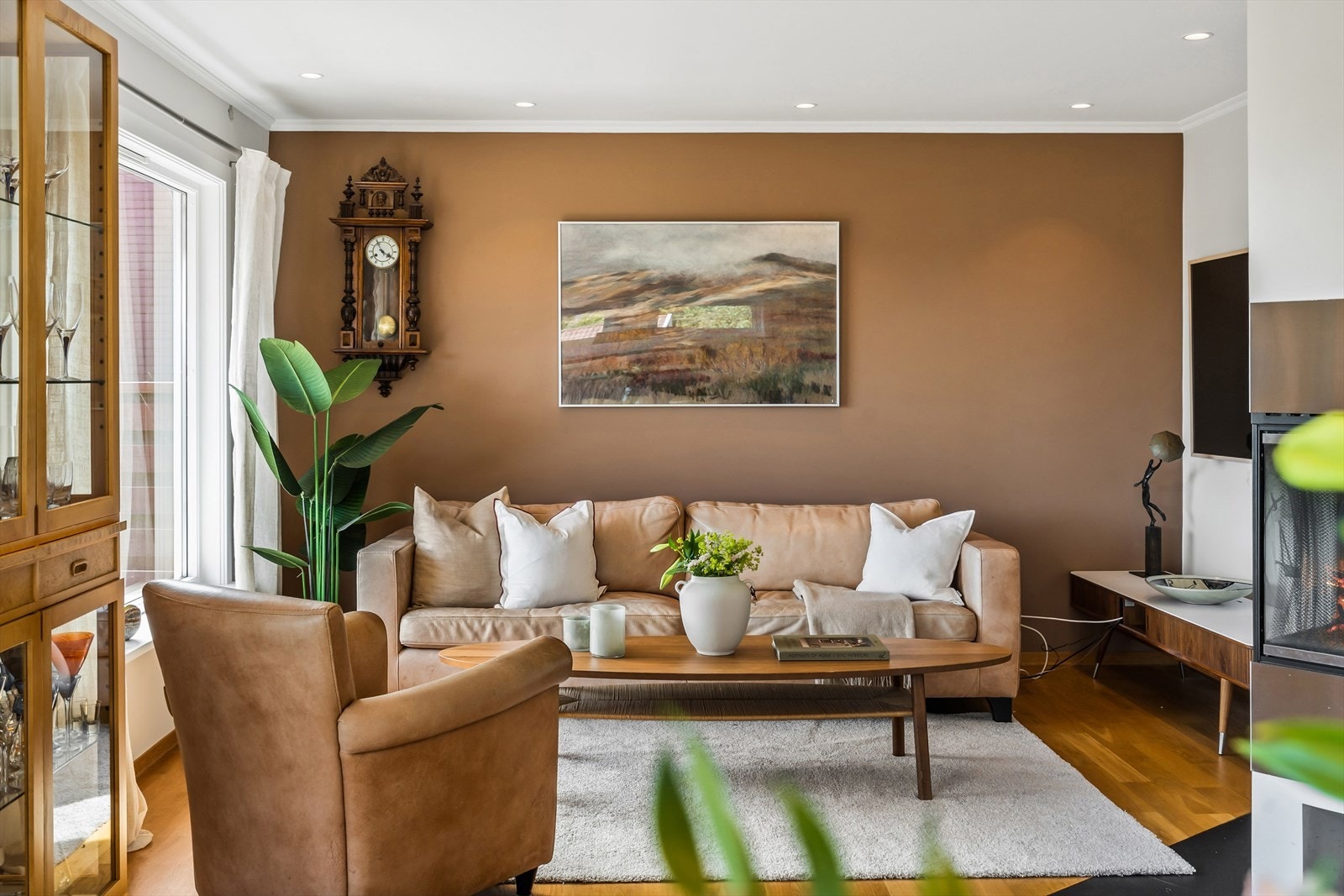 Stuen har en lun kontrastvegg som er malt i senere tid. Øvrige overflater består av to-stavs parkett, lyse vegger og downlights i himling. Galleribilde