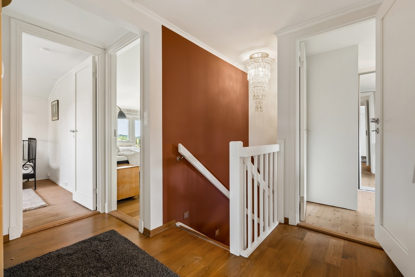 Familievennlig planløsning med fire soverom og bad på samme plan. Alle rommene har god tilknytning til hverandre via åpen gang. Galleribilde