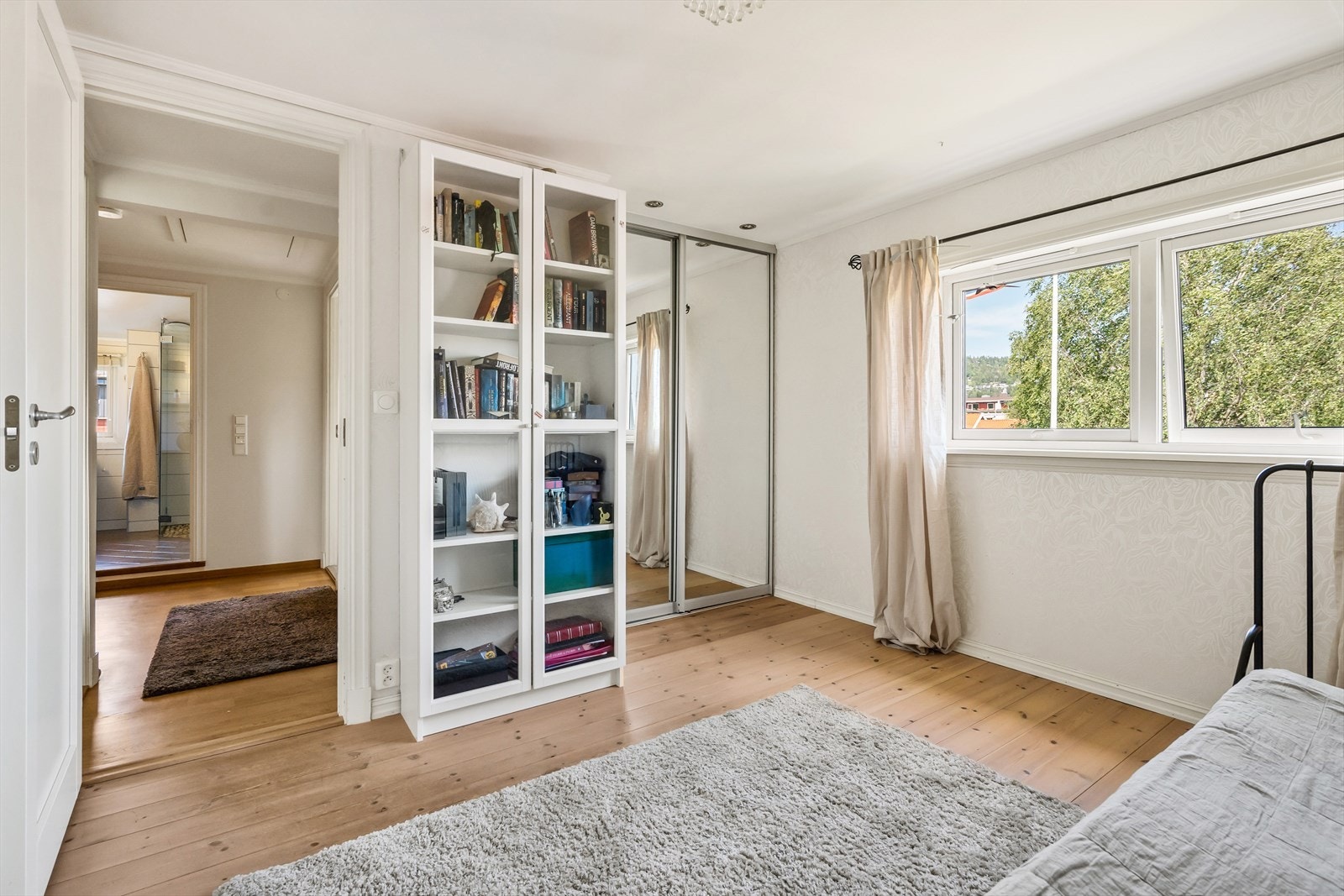 Soverom 3 oppleves svært godt utnyttet, med integrert skyvedørsgarderobe. Galleribilde