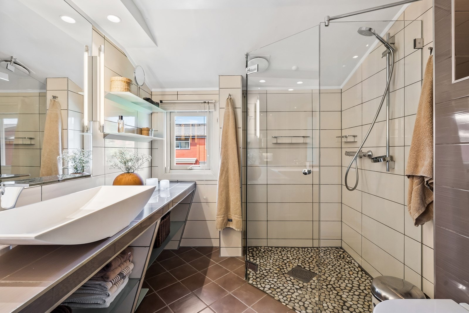 Delikat, flislagt bad med elektrisk gulvvarme og downlights i himling. Galleribilde