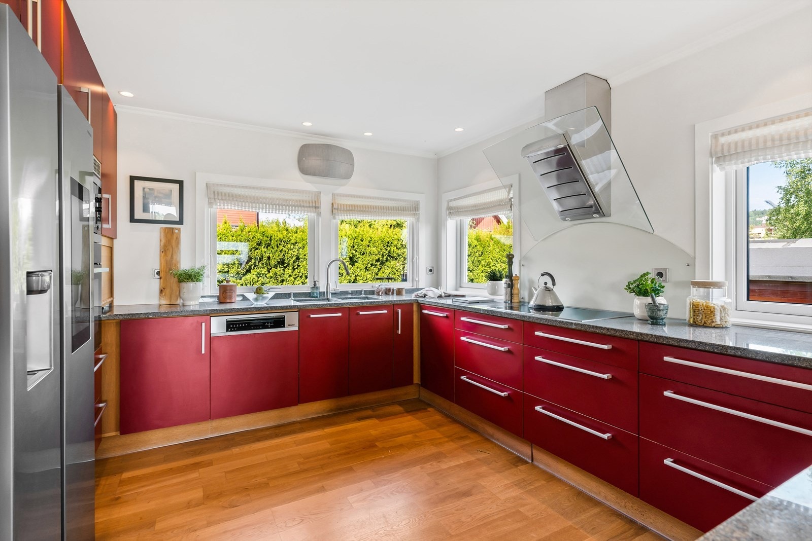 Det er integrert stekeovn, mikroovn, platetopp og oppvaskmaskin fra Miele. Kjøleskap fra Samsung med opplegg for vann og isbiter. Galleribilde