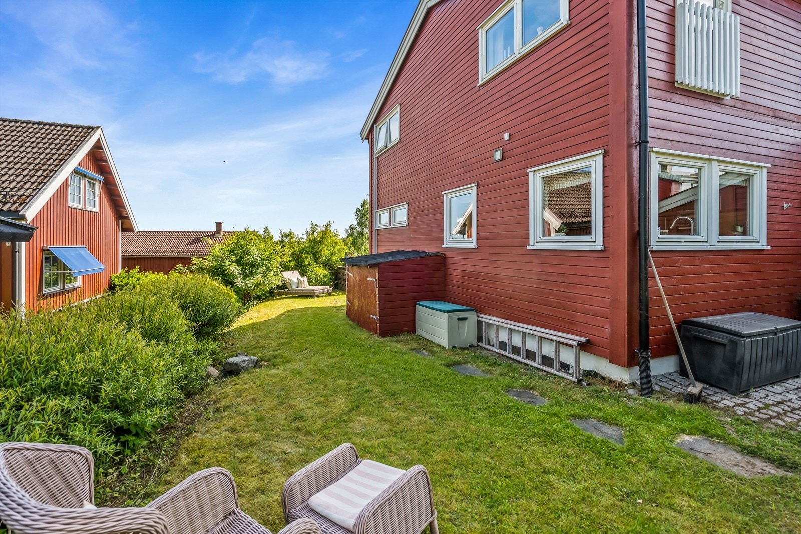 Boligen har en helt optimal beliggenhet i enden av et trafikkstille og barnevennlig boligfelt. Galleribilde