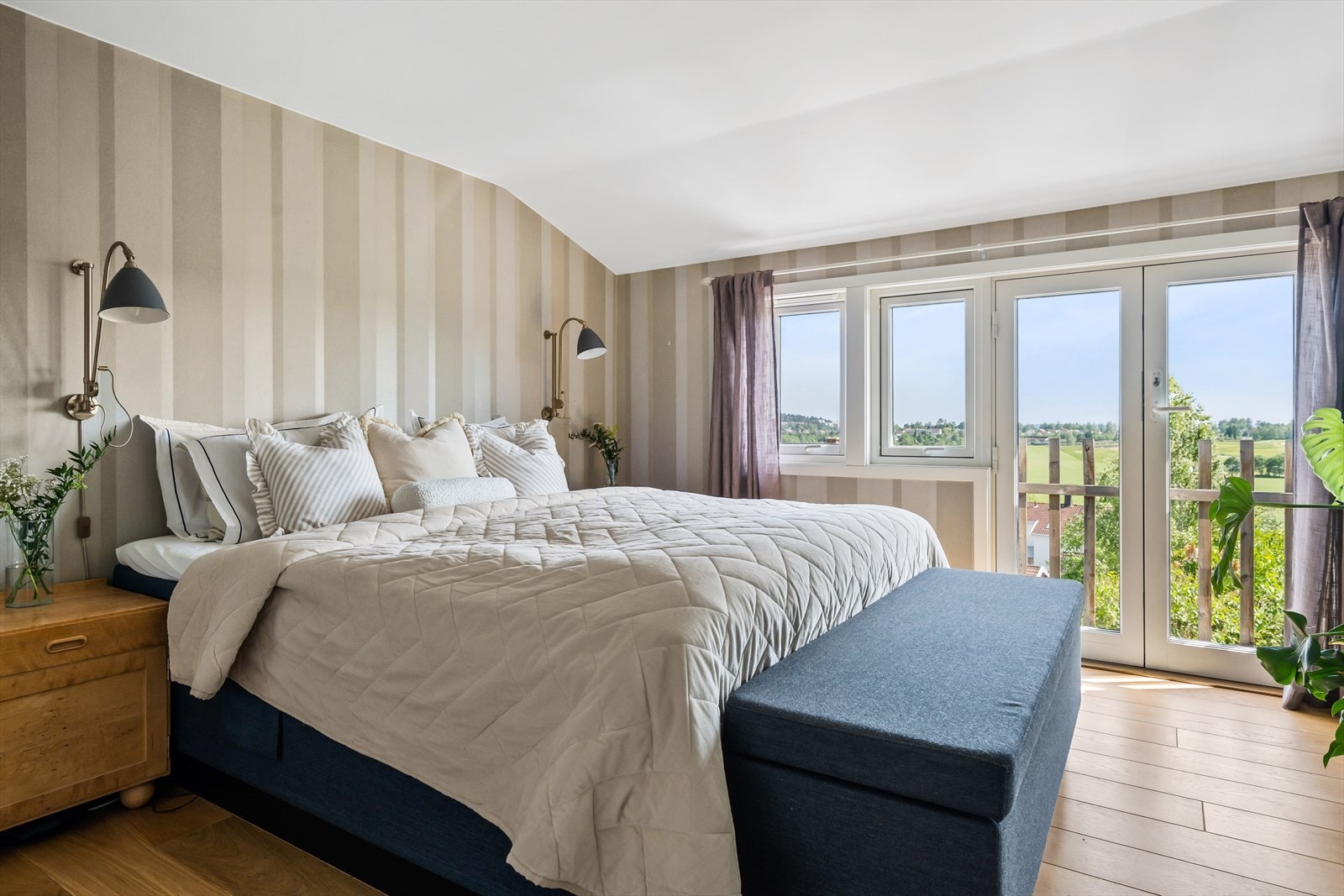 Hovedsoverommet er stort og innbydende med store vindusflater og fransk balkong. Galleribilde