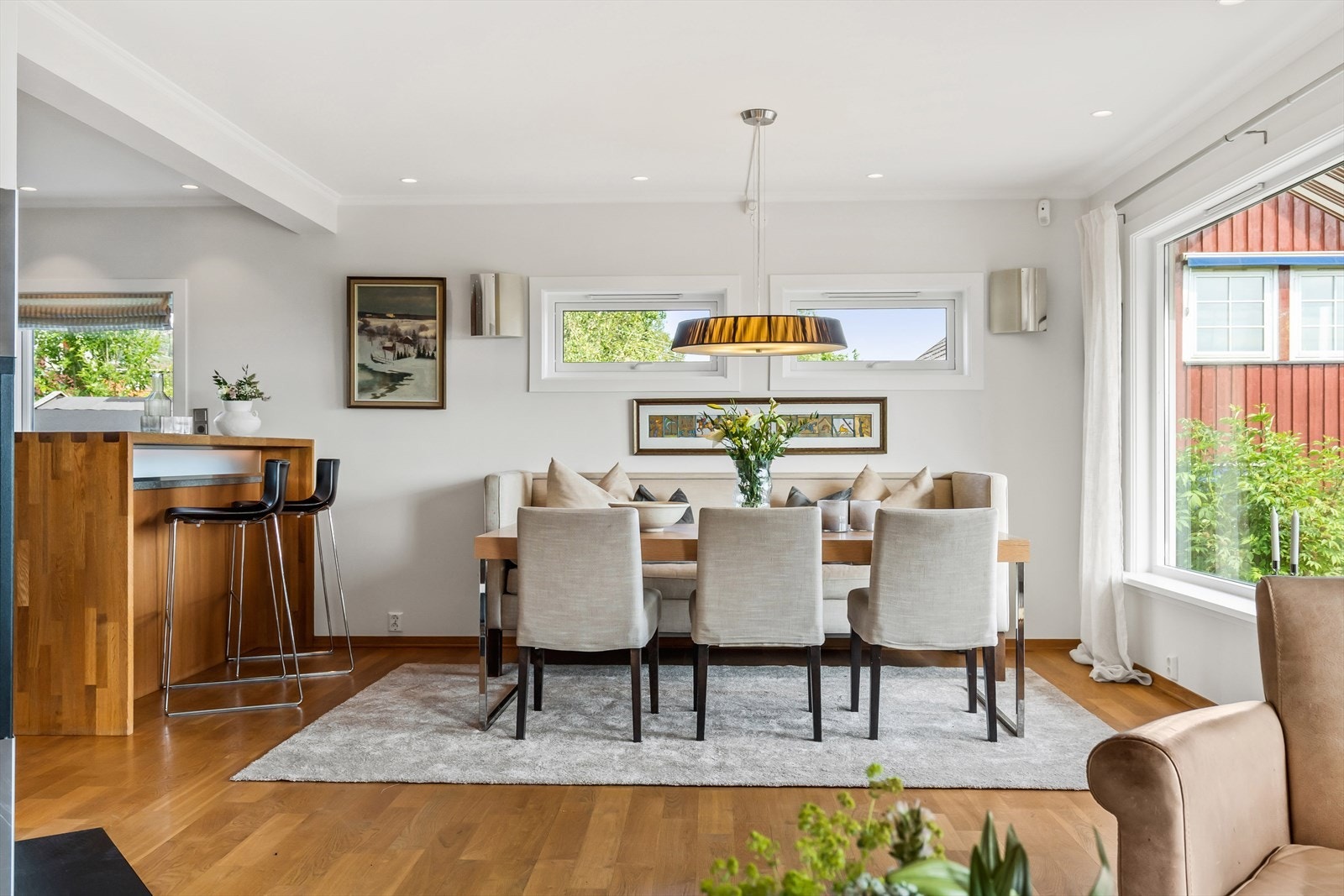 Ved kjøkkenet er det god plass til stort spisebord - Perfekt for sosiale sammenkomster. Galleribilde