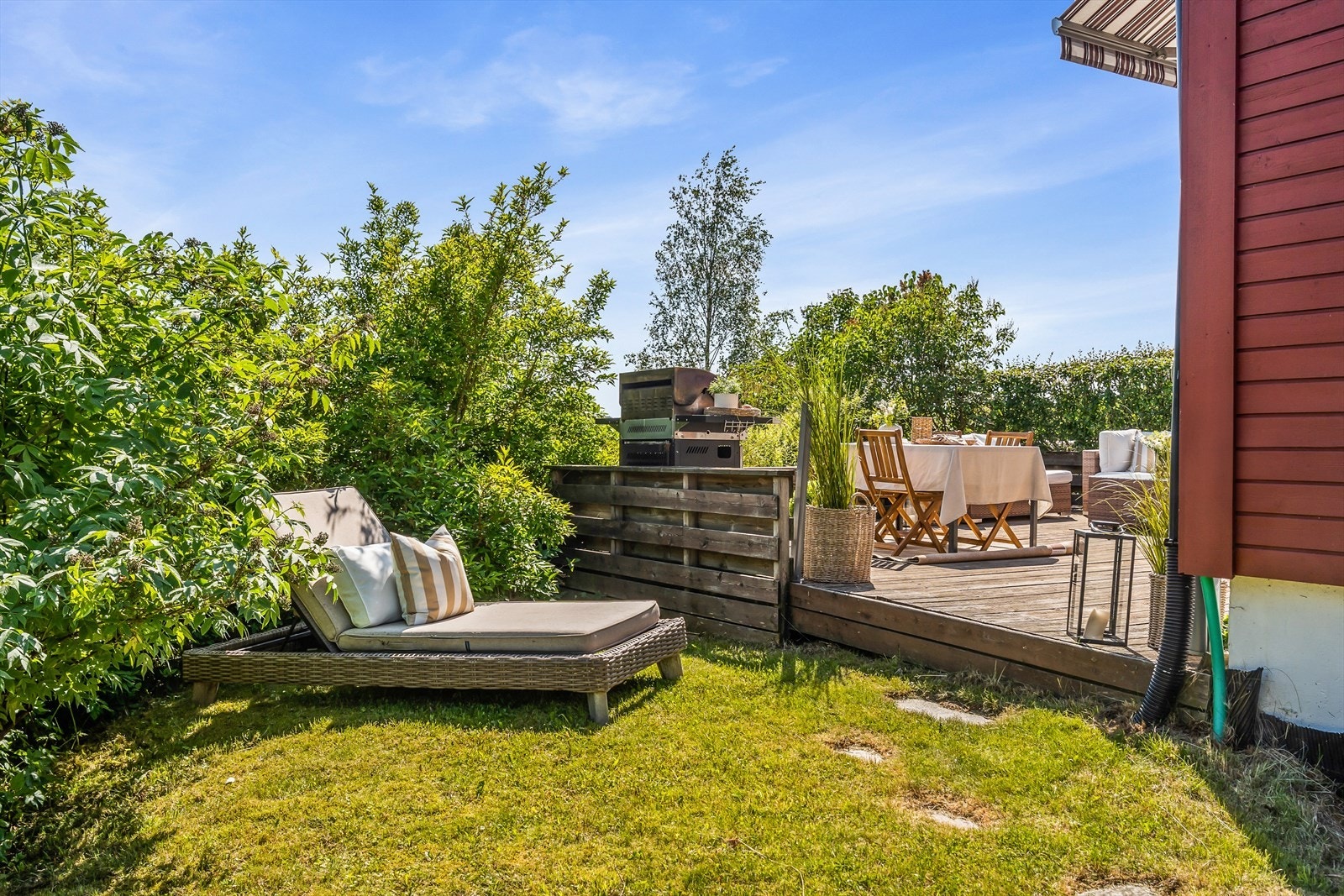 Hagen er opparbeidet med plen og beplantning. Galleribilde