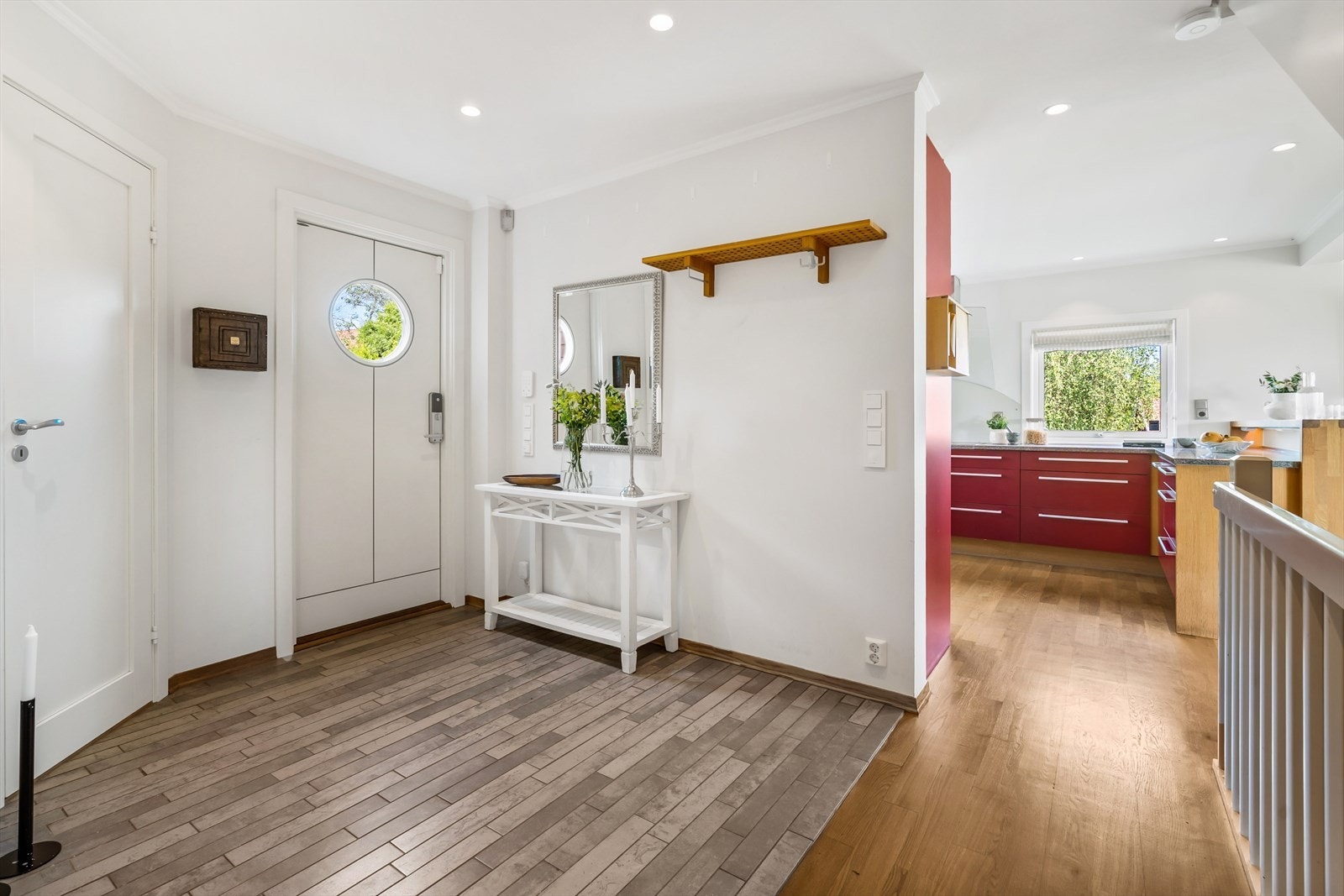 Gangen er romslig med god plass til knagger og skohylle for oppbevaring av yttertøy. Galleribilde