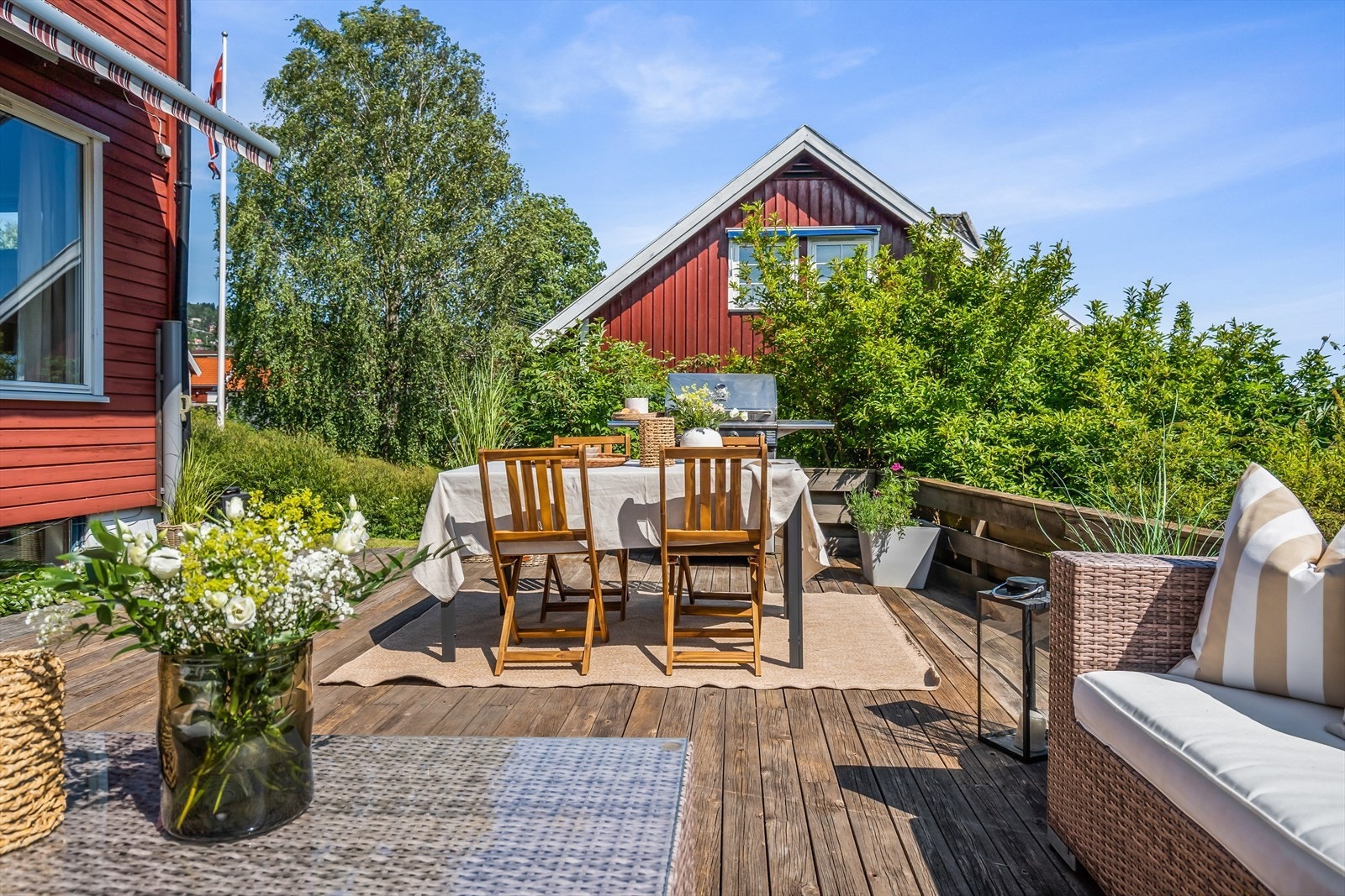 På terrassen er det god plass til flere sittegrupper, grill, solseng og beplantning. Galleribilde