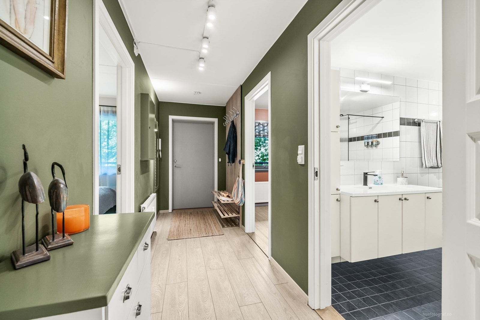 Leiligheten byr på entré, gang, bad, vaskerom, stue med utgang til romslig vestvendt balkong, kjøkken og 2 soverom. Galleribilde