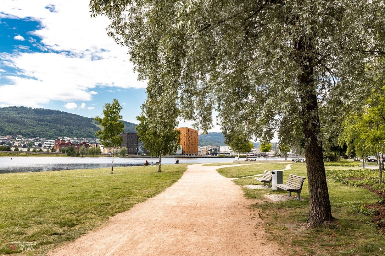 Strandpromenaden langs Drammenselva, som er pent opparbeidet med grøntområder, lekeplasser, volleyballbane og badeplass. Galleribilde