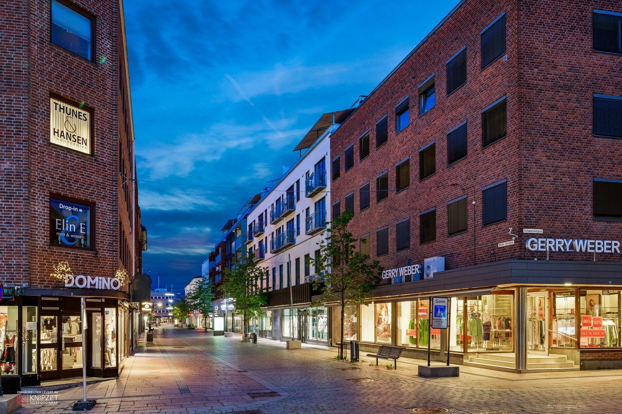 Gågatene i sentrum som ligger i gangavstand kan friste med et stort utvalg av sentrumsfasiliteter som caféer, dagligvareforretninger, restauranter, nisjébutikker m.m. Galleribilde