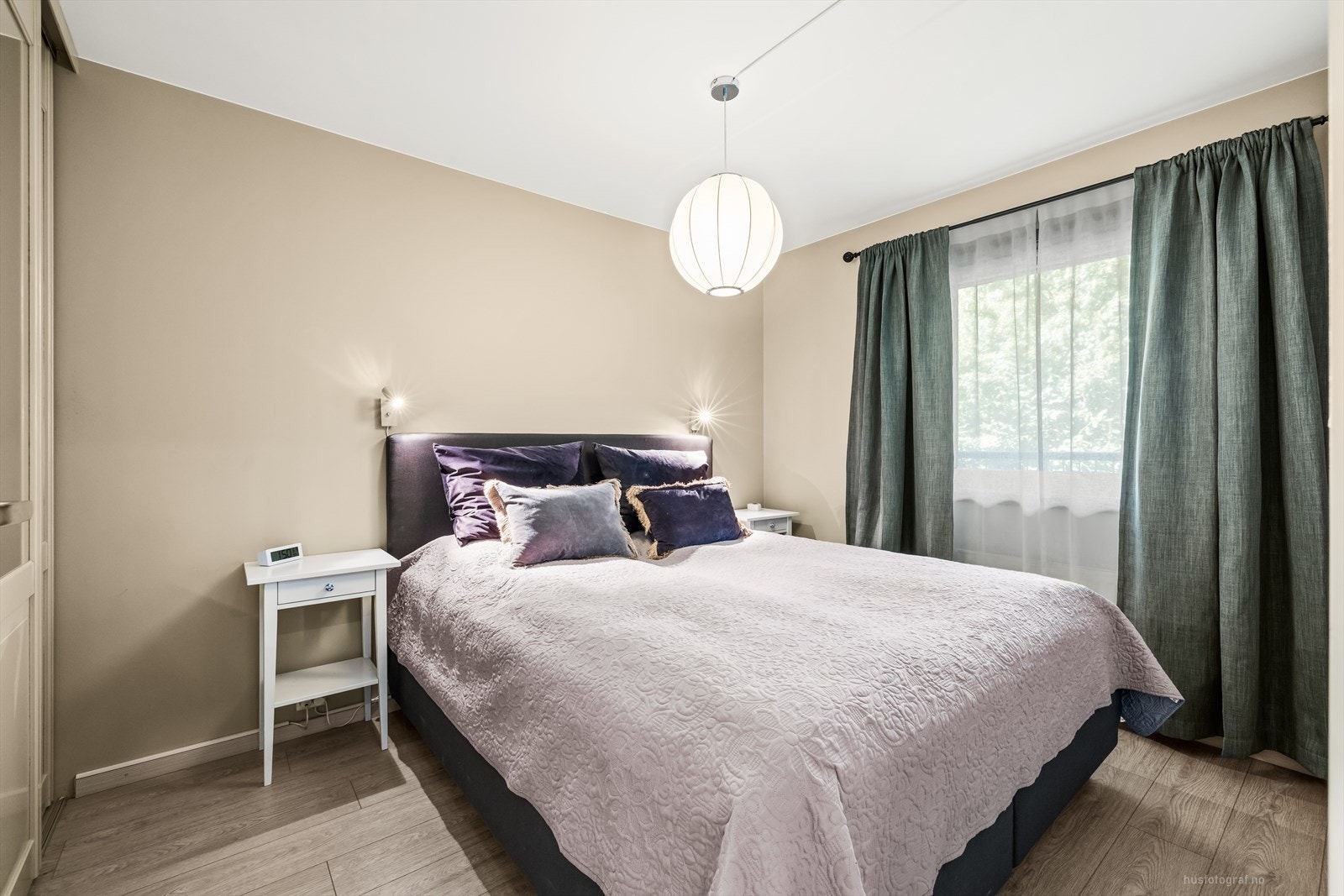Hovedsoverommet er pent innredet og malt i en beige fargetone. Galleribilde