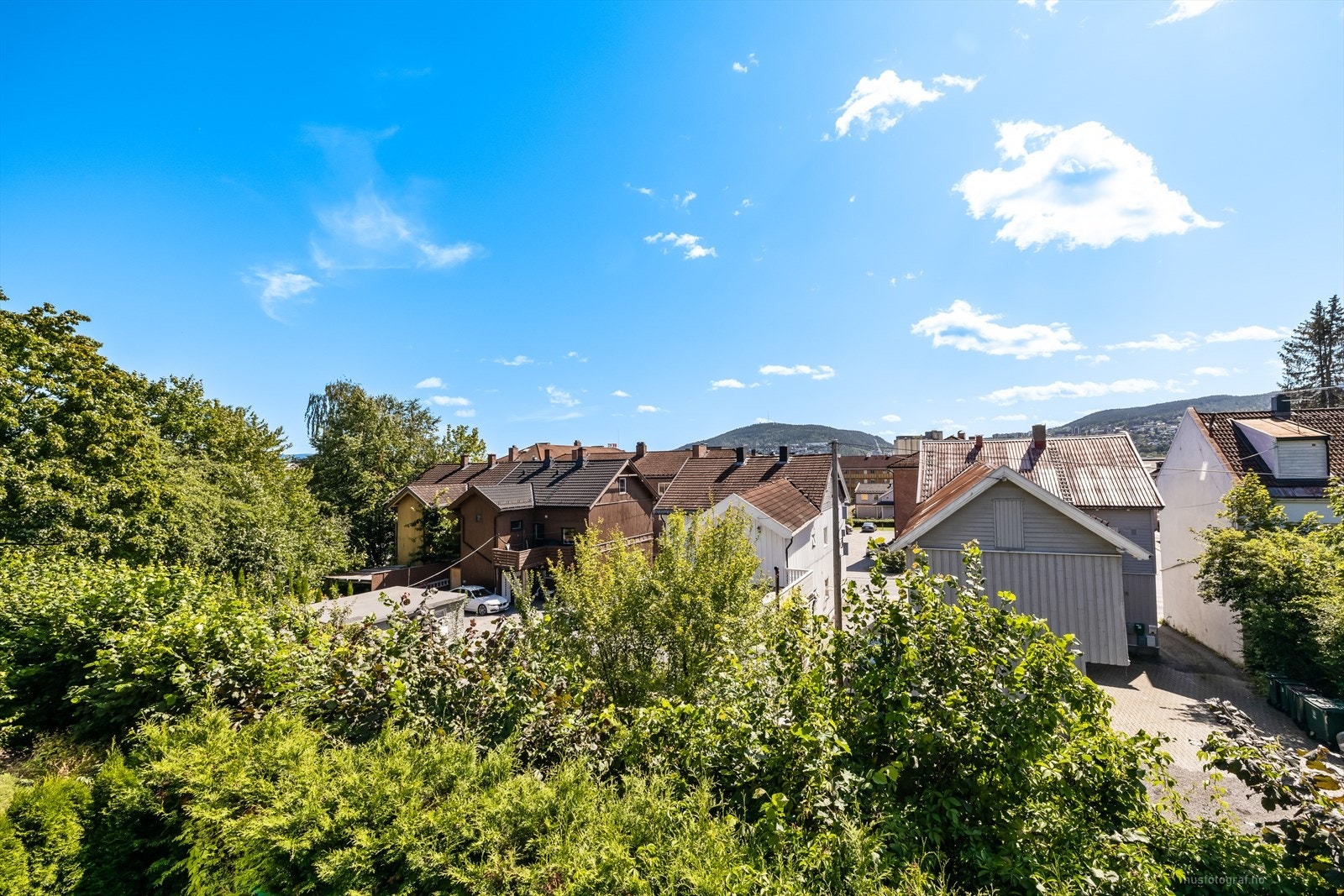 Utsikt fra balkongen utover grøntområde. Galleribilde
