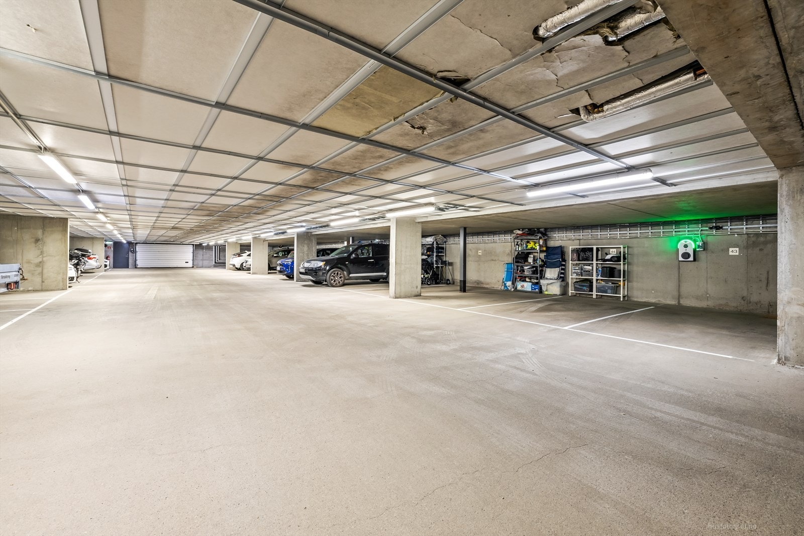 Leiligheten disponerer 2 garasjeplasser i innendørs i oppvarmet garasje. Det er montert ladeboks for elbil. Galleribilde