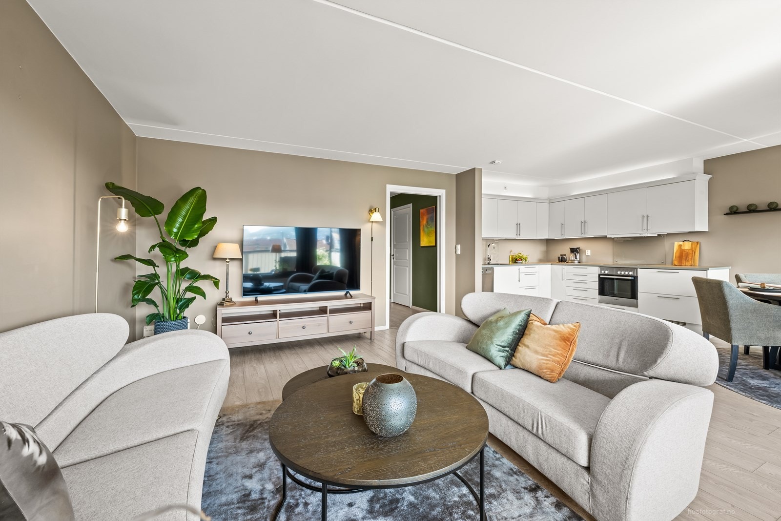 Stuen er lys og innbydende med klikkvinyl på gulv og slette vegger malt i en moderne fargetone. Galleribilde